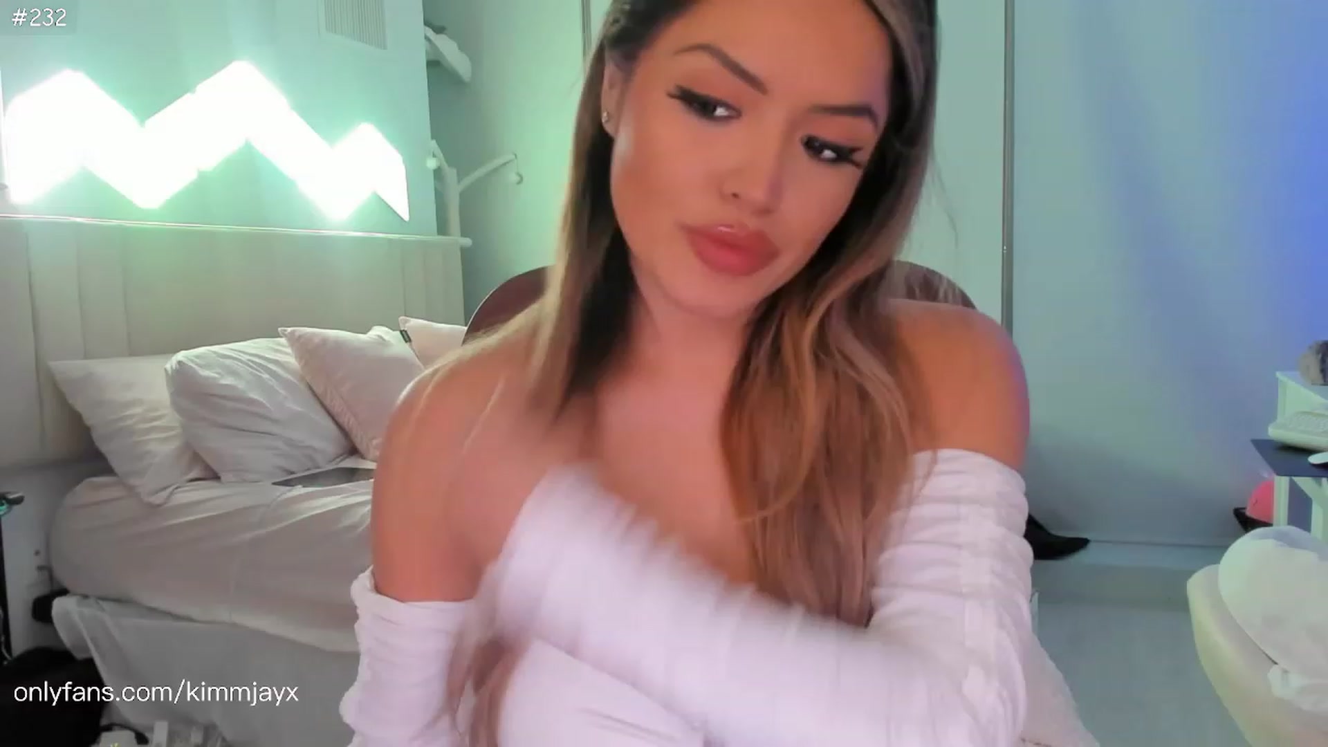 Gallery image thumbnail from Kimmjayx's myfreecams stream on, 12/06/2022, 04:00 image 4 of 20