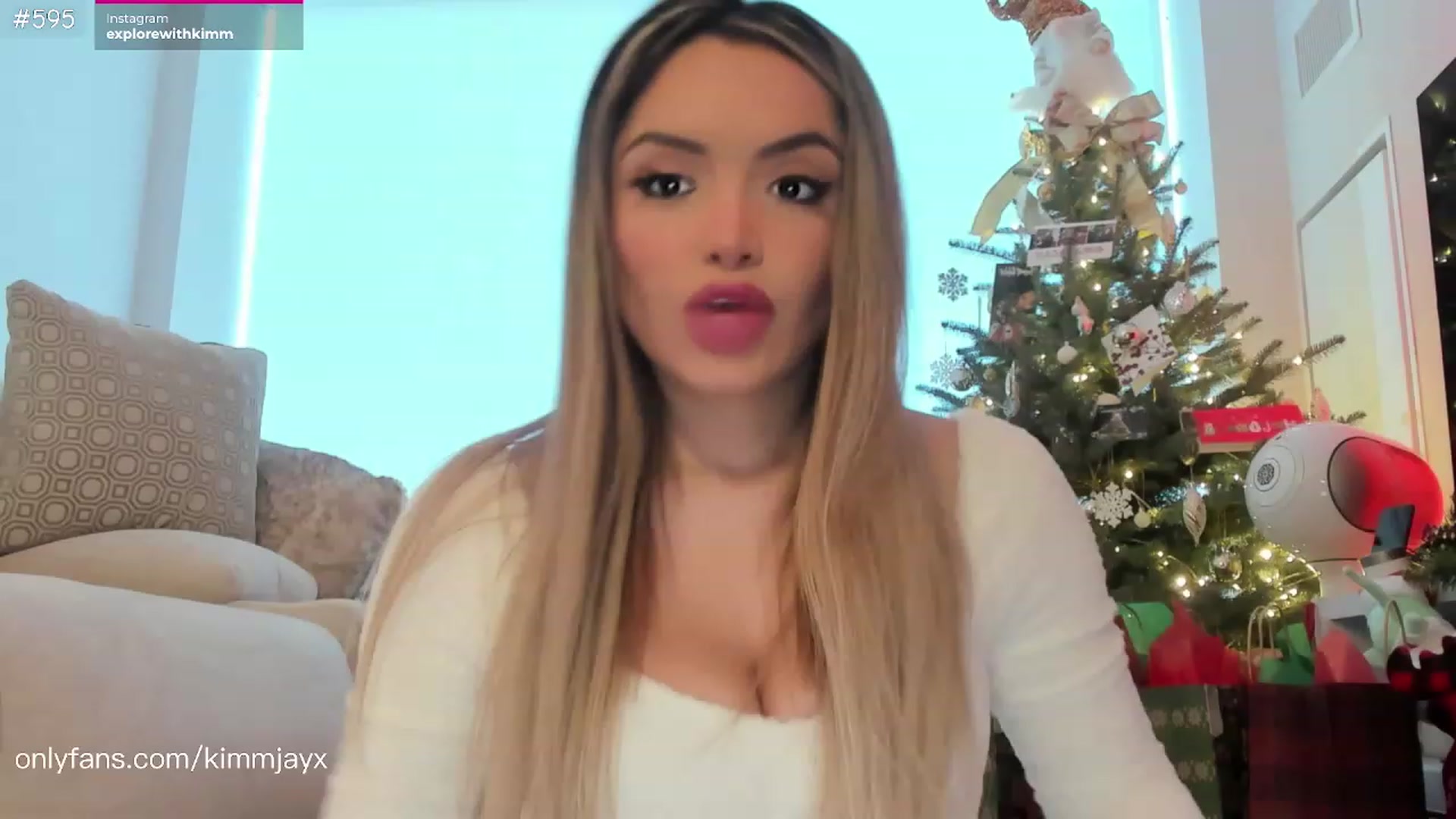 Gallery image thumbnail from Kimmjayx's myfreecams stream on, 12/21/2022, 18:02 image 1 of 20