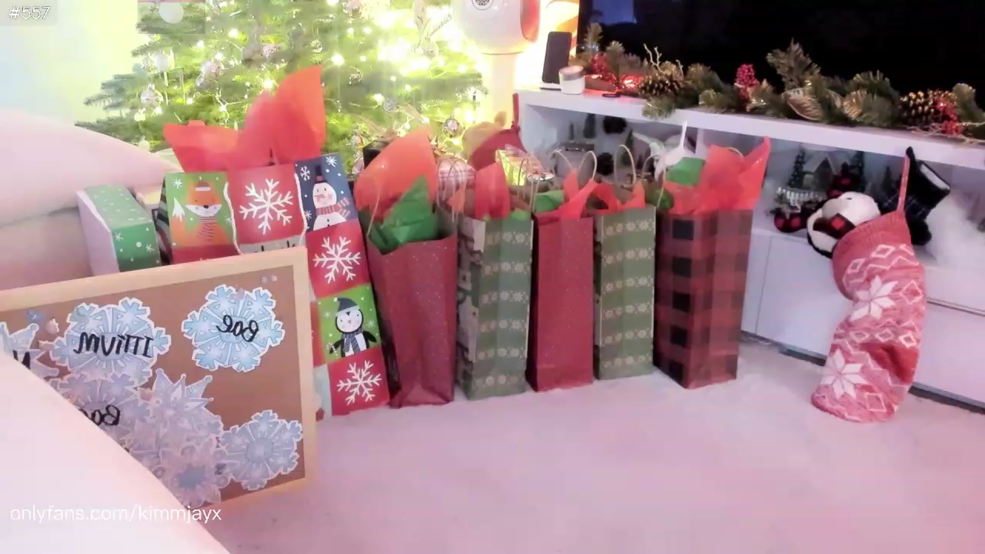 Gallery image thumbnail from Kimmjayx's myfreecams stream on, 12/23/2022, 08:52 image 13 of 20