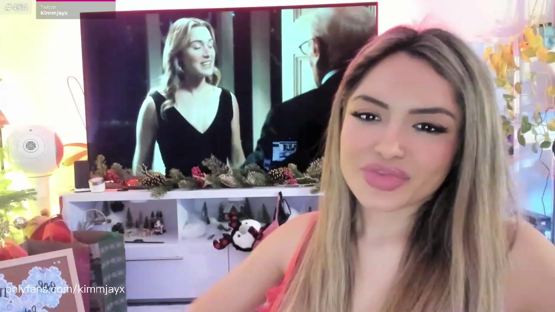 Gallery image thumbnail from Kimmjayx's myfreecams stream on, 12/24/2022, 09:21 image 6 of 20