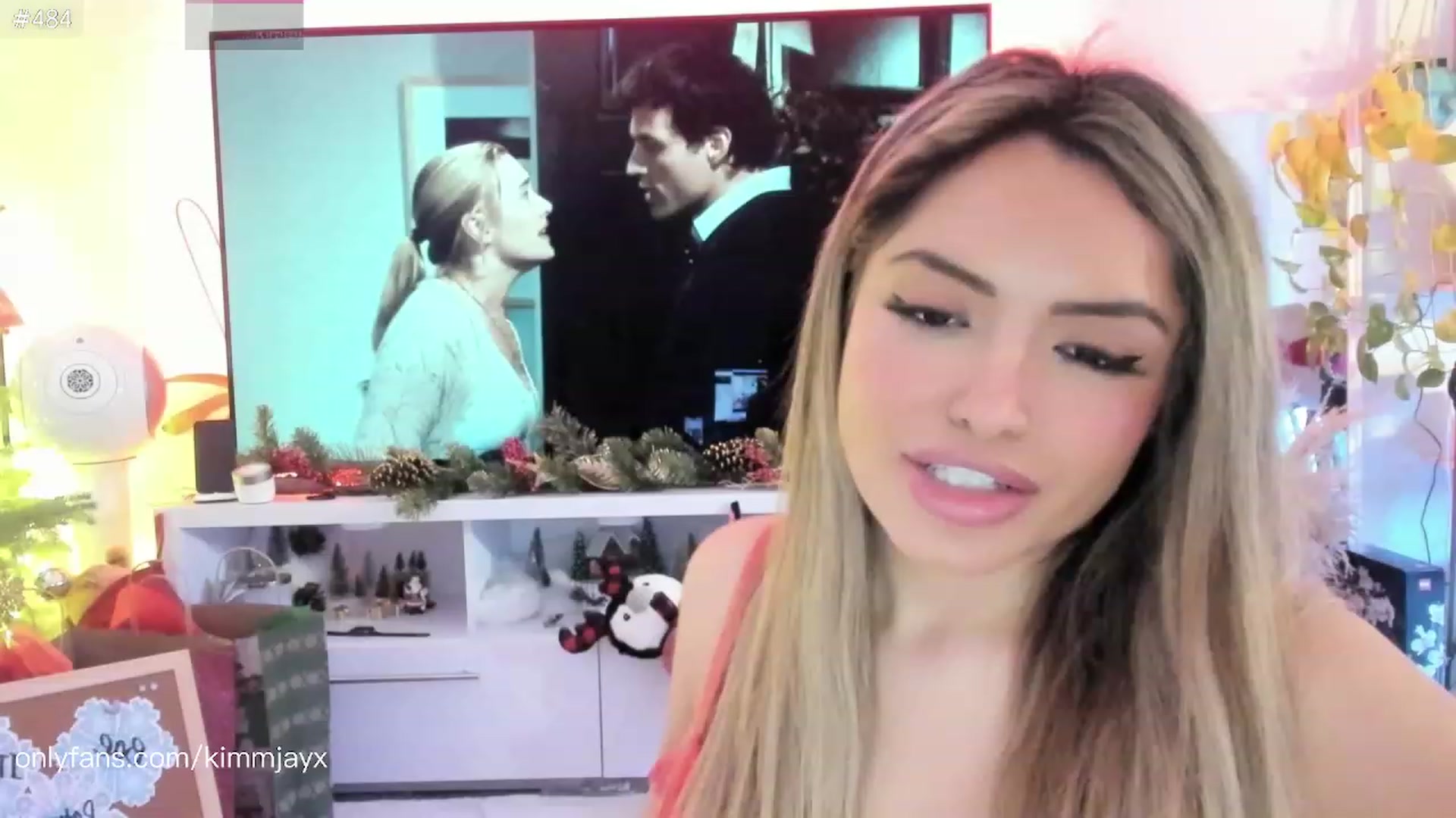 Gallery image thumbnail from Kimmjayx's myfreecams stream on, 12/24/2022, 09:21 image 5 of 20