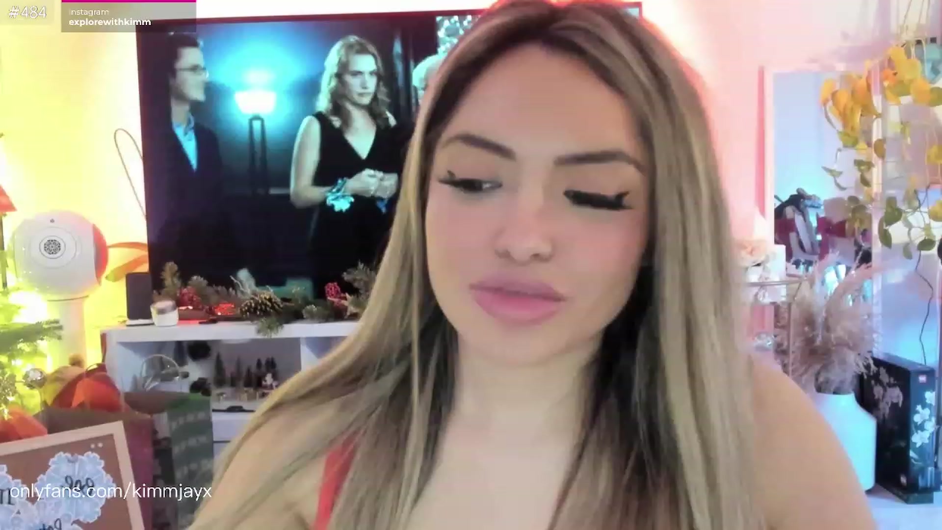 Gallery image thumbnail from Kimmjayx's myfreecams stream on, 12/24/2022, 09:21 image 8 of 20