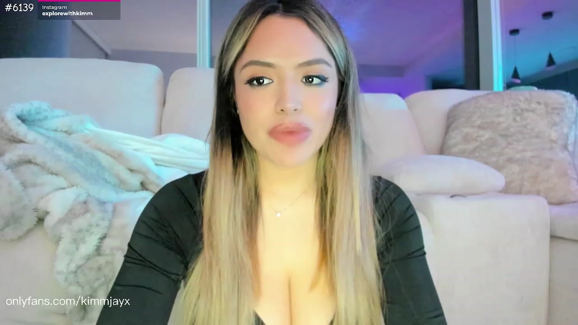 Gallery image thumbnail from Kimmjayx's myfreecams stream on, 03/10/2023, 06:05 image 13 of 20