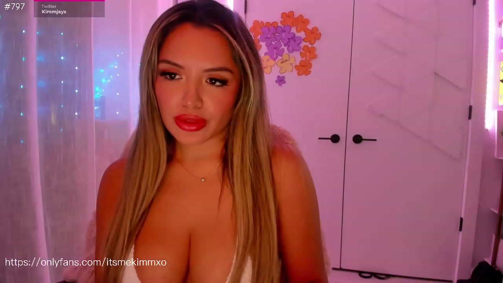 Gallery image thumbnail from Kimmjayx's myfreecams stream on, 08/11/2023, 02:57 image 2 of 20
