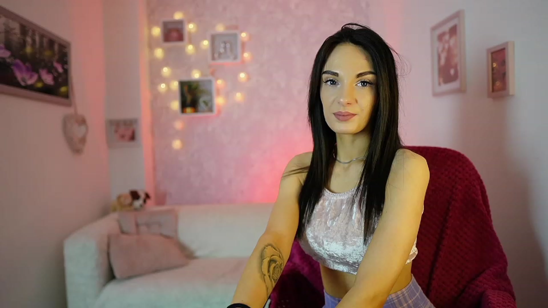 Gallery image thumbnail from Kimmy_Grey18's myfreecams stream on, 12/13/2023, 09:59 image 7 of 20