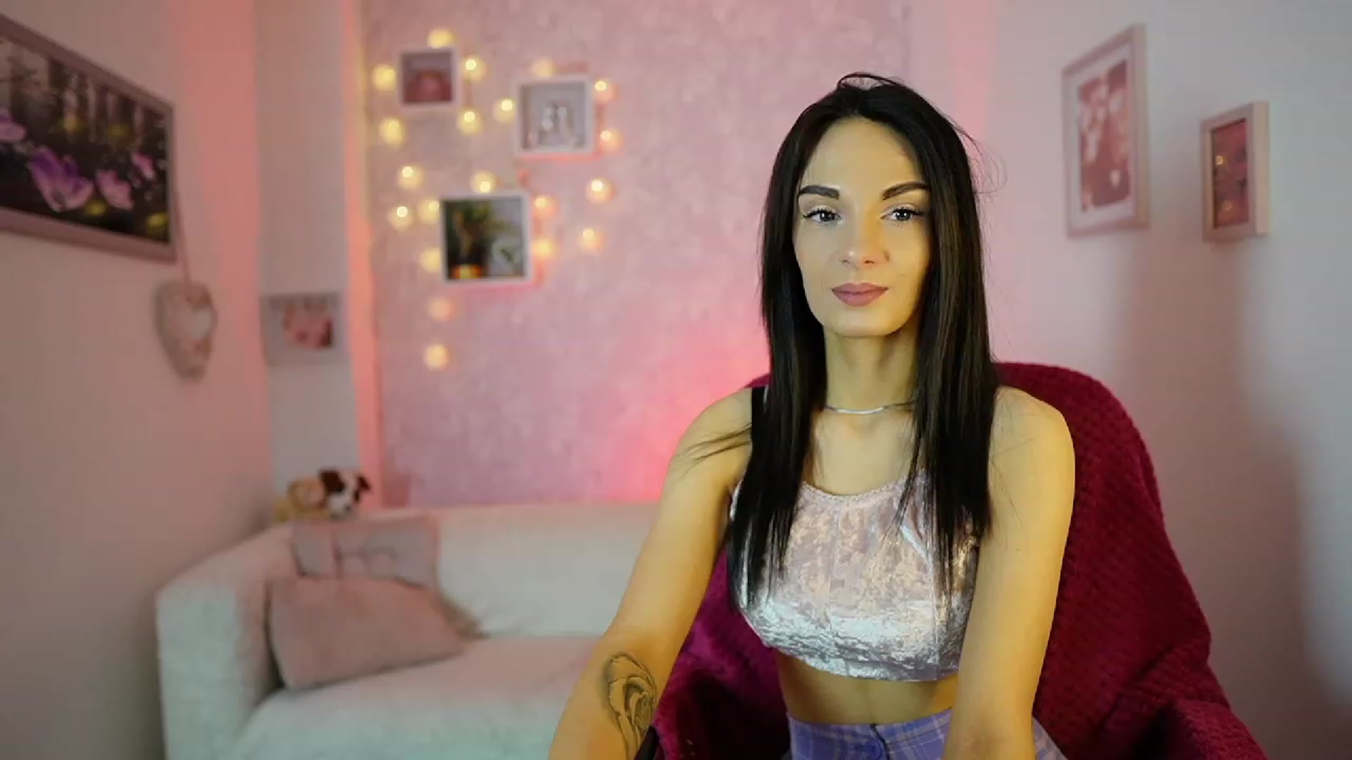 Gallery image thumbnail from Kimmy_Grey18's myfreecams stream on, 12/13/2023, 09:59 image 6 of 20