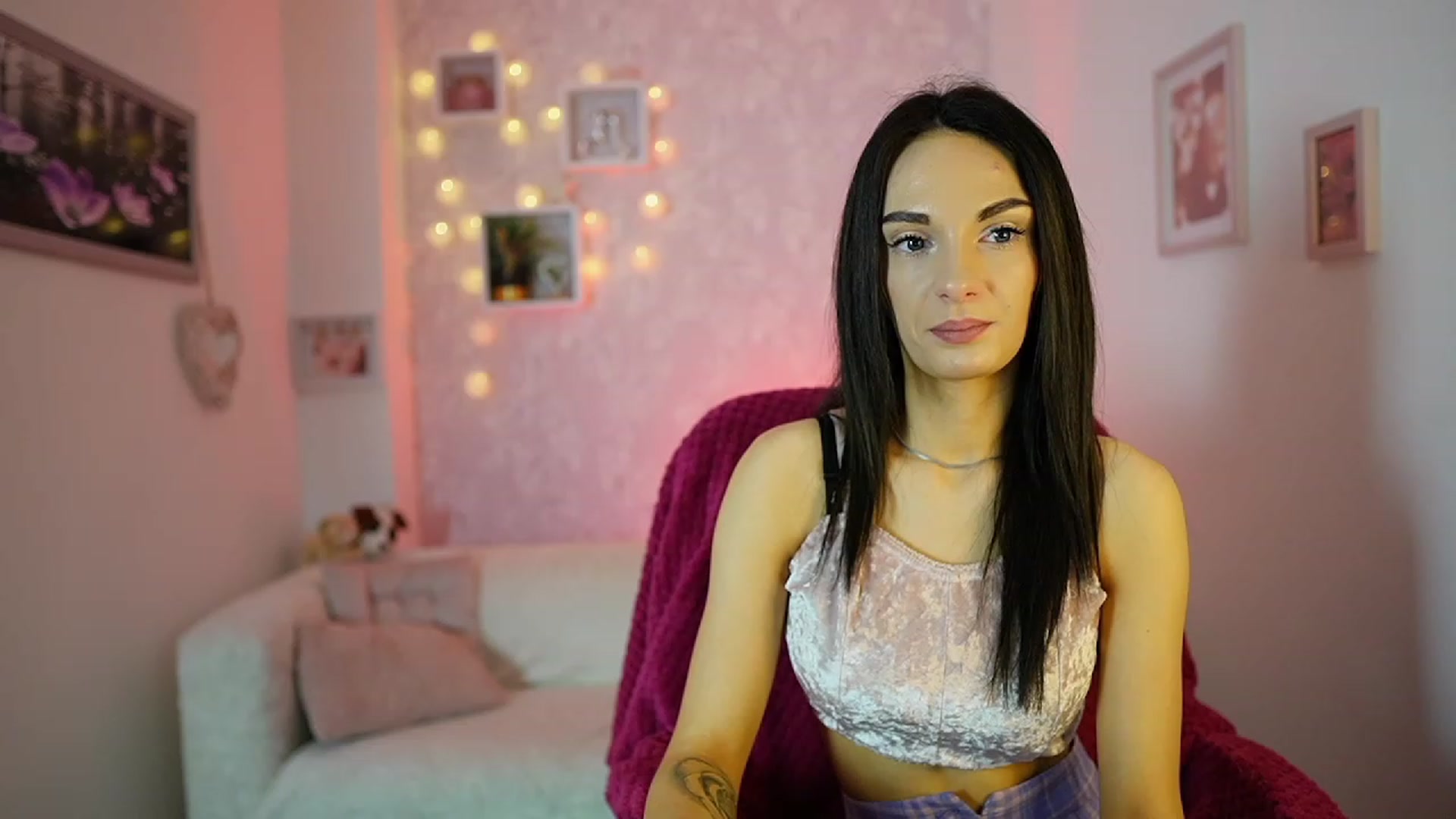 Gallery image thumbnail from Kimmy_Grey18's myfreecams stream on, 12/13/2023, 11:06 image 5 of 20