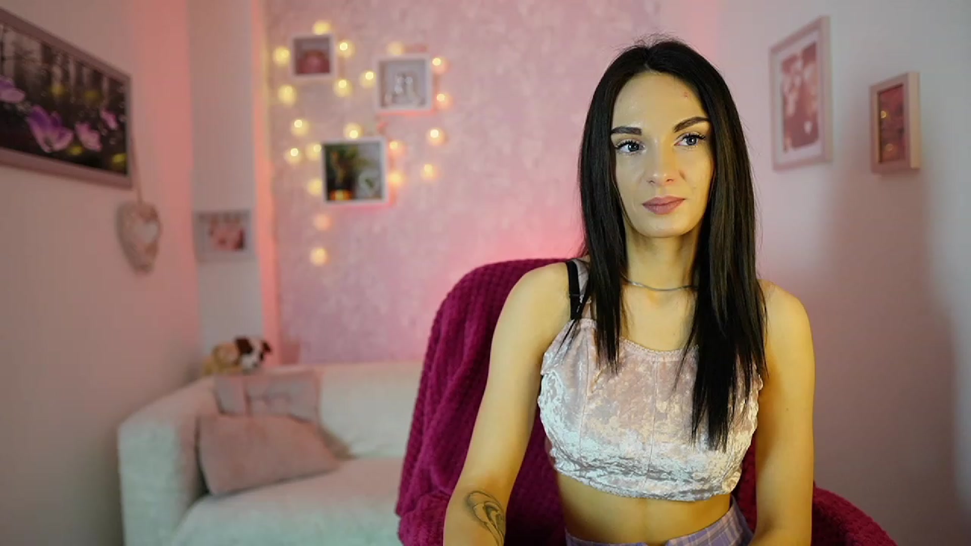 Gallery image thumbnail from Kimmy_Grey18's myfreecams stream on, 12/13/2023, 11:06 image 7 of 20