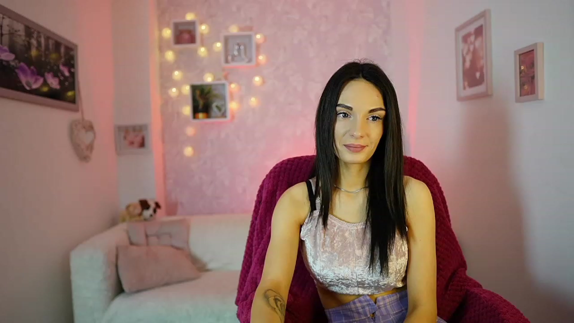 Gallery image thumbnail from Kimmy_Grey18's myfreecams stream on, 12/13/2023, 11:06 image 6 of 20