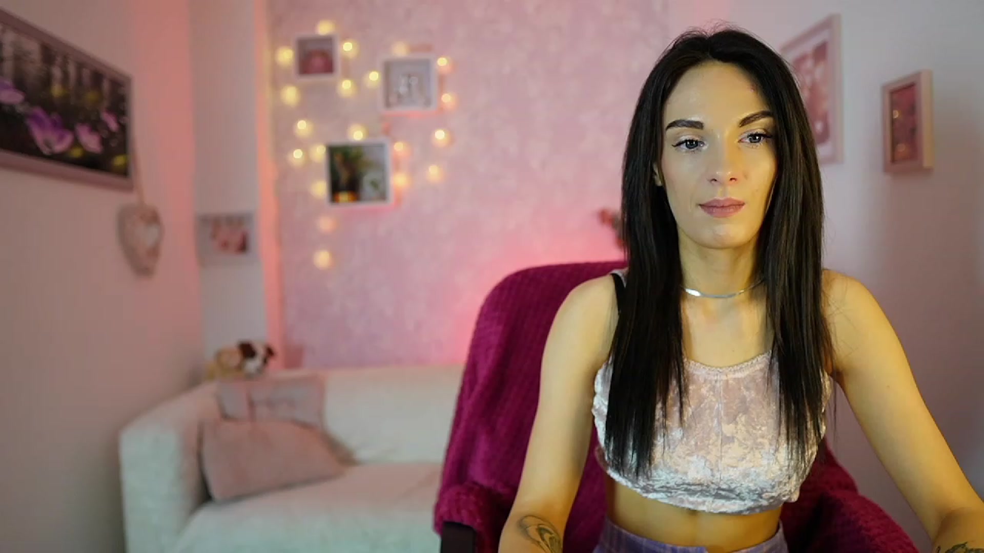 Gallery image thumbnail from Kimmy_Grey18's myfreecams stream on, 12/13/2023, 12:20 image 18 of 20