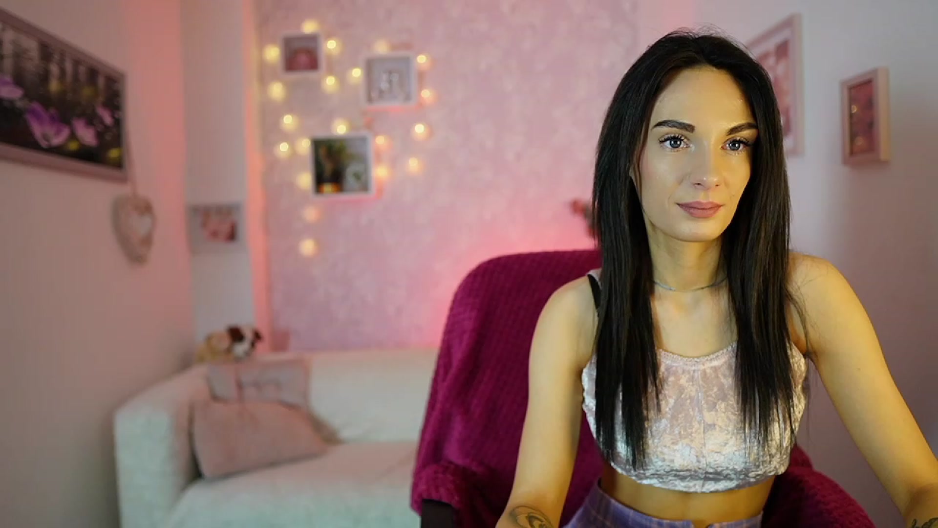 Gallery image thumbnail from Kimmy_Grey18's myfreecams stream on, 12/13/2023, 12:20 image 10 of 20