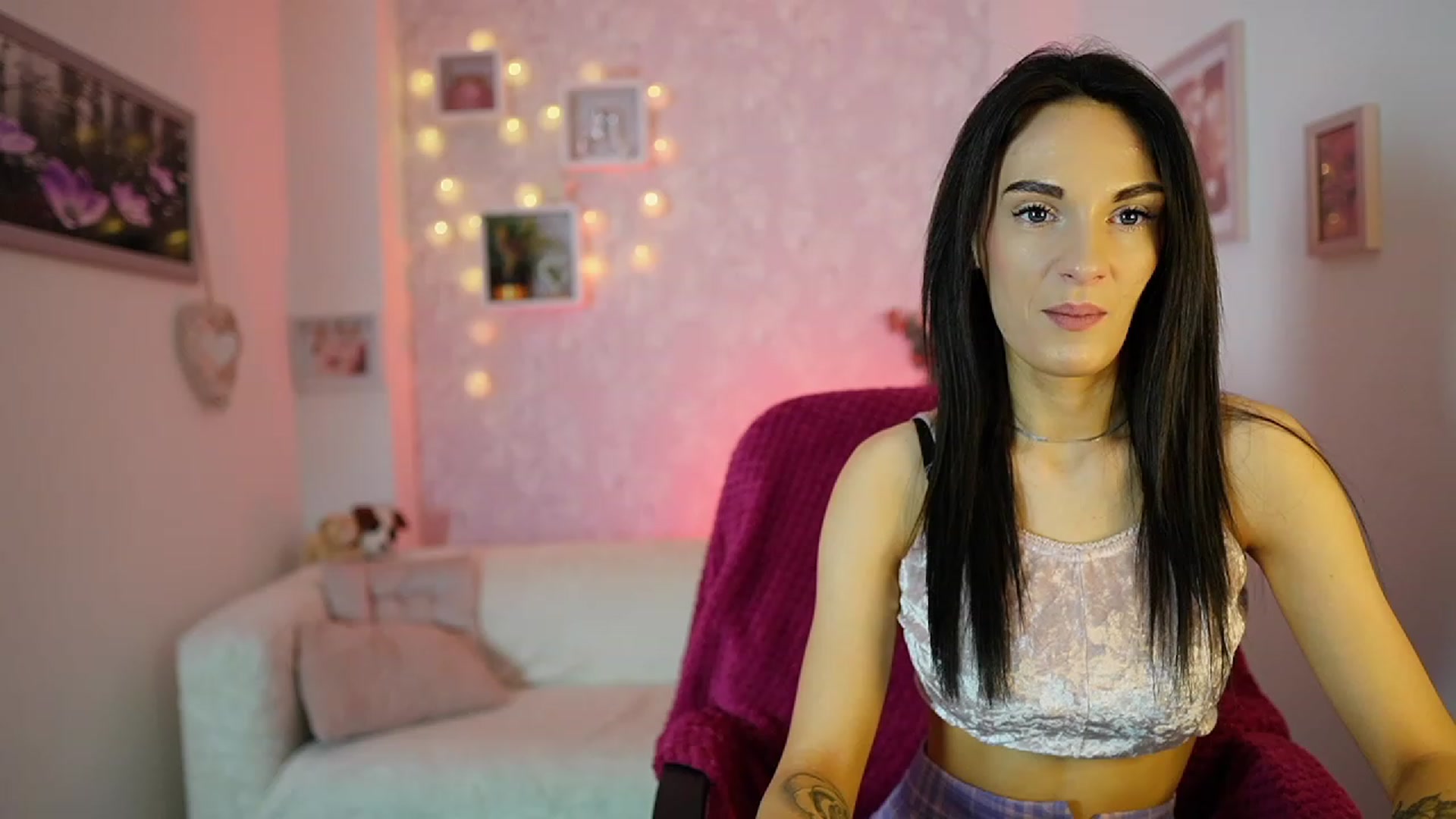 Gallery image thumbnail from Kimmy_Grey18's myfreecams stream on, 12/13/2023, 12:20 image 6 of 20