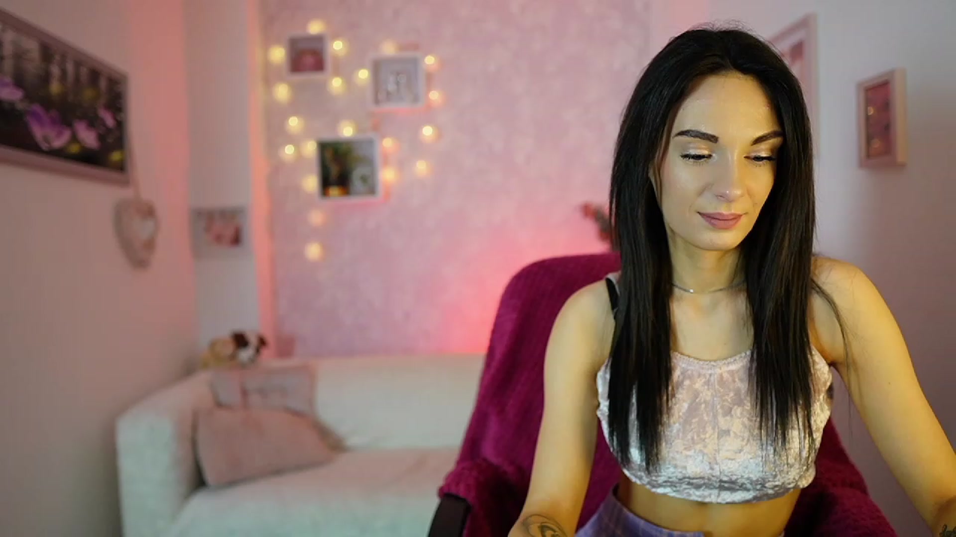 Gallery image thumbnail from Kimmy_Grey18's myfreecams stream on, 12/13/2023, 12:20 image 9 of 20