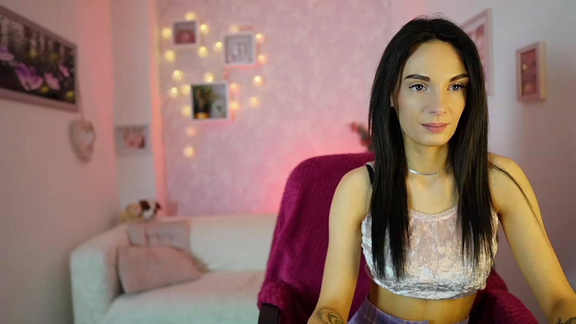 Gallery image thumbnail from Kimmy_Grey18's myfreecams stream on, 12/13/2023, 12:20 image 8 of 20