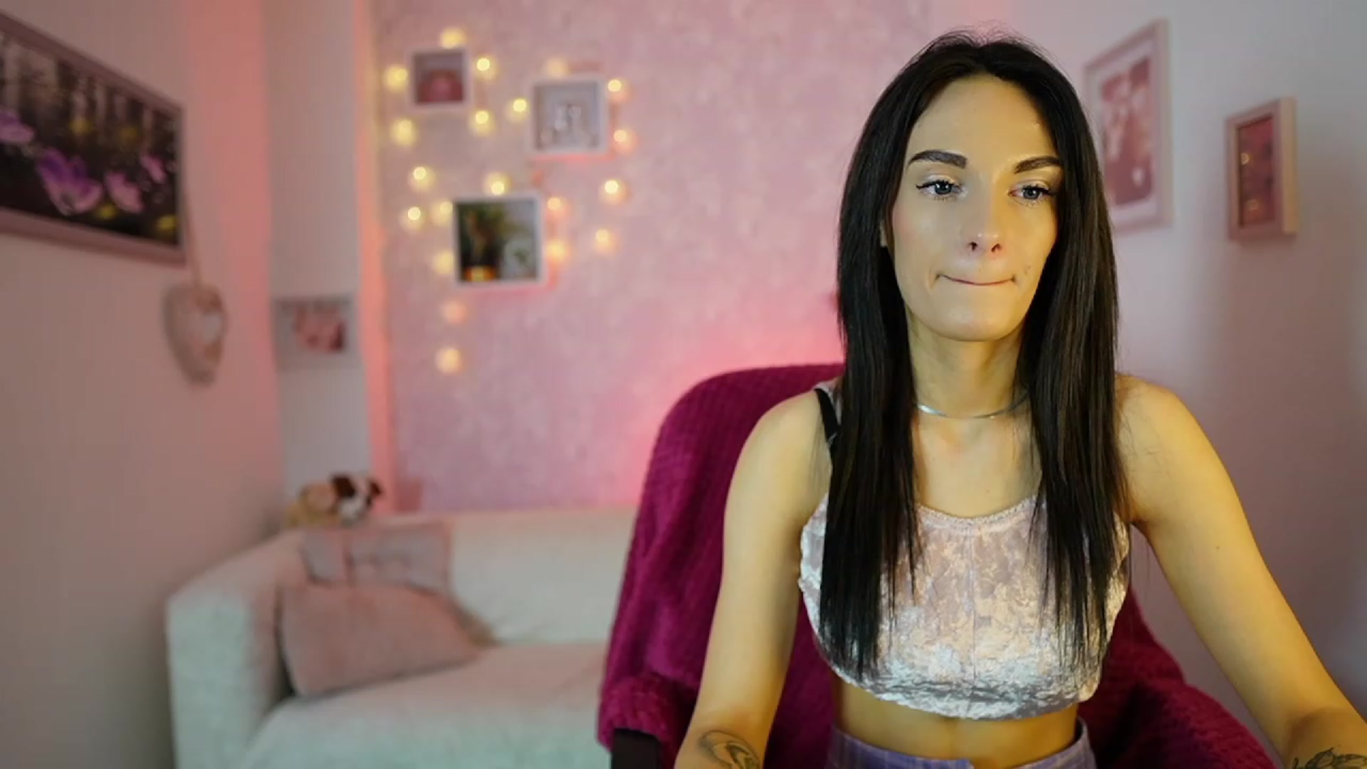 Gallery image thumbnail from Kimmy_Grey18's myfreecams stream on, 12/13/2023, 12:20 image 19 of 20