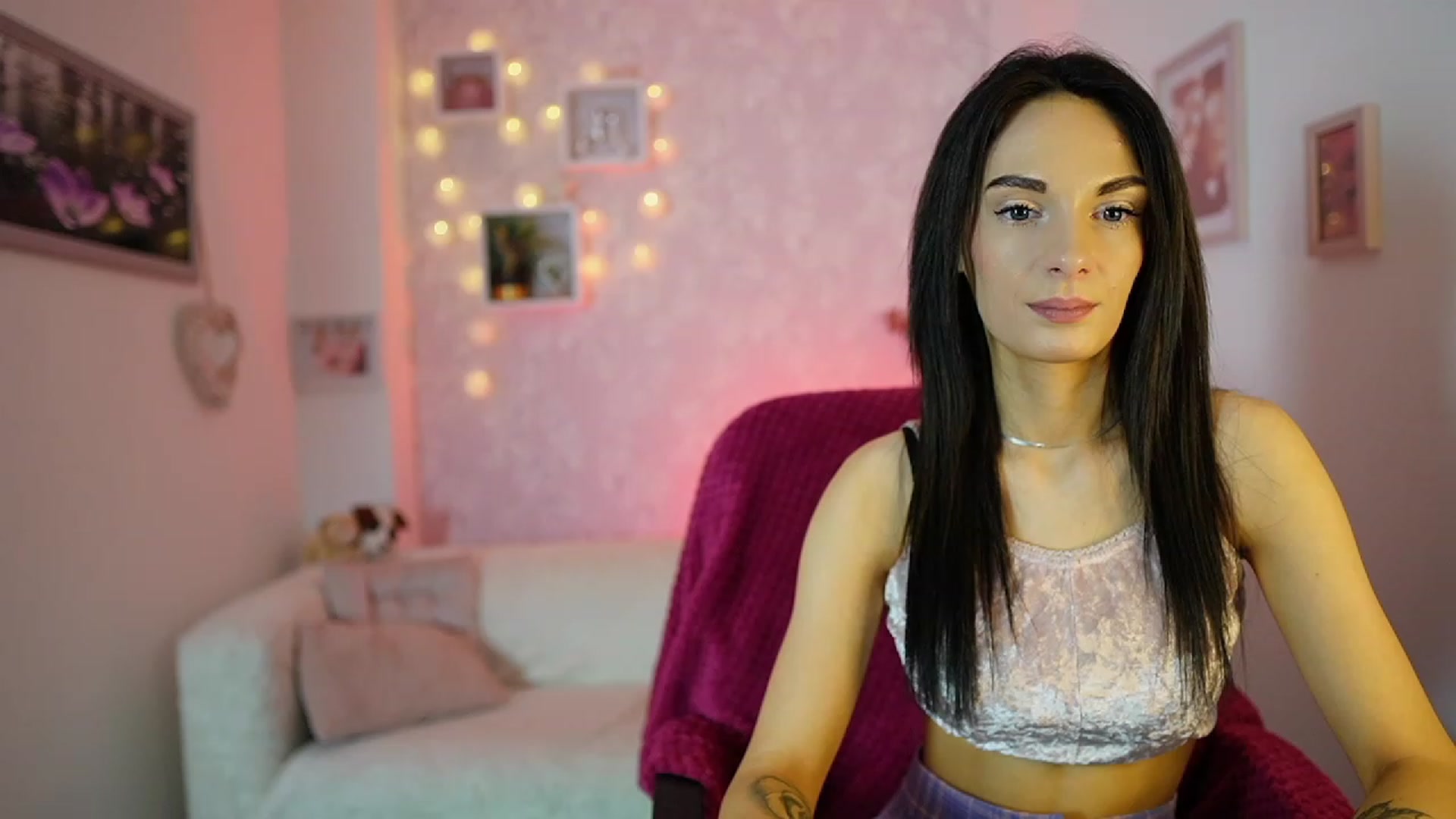 Gallery image thumbnail from Kimmy_Grey18's myfreecams stream on, 12/13/2023, 12:20 image 15 of 20