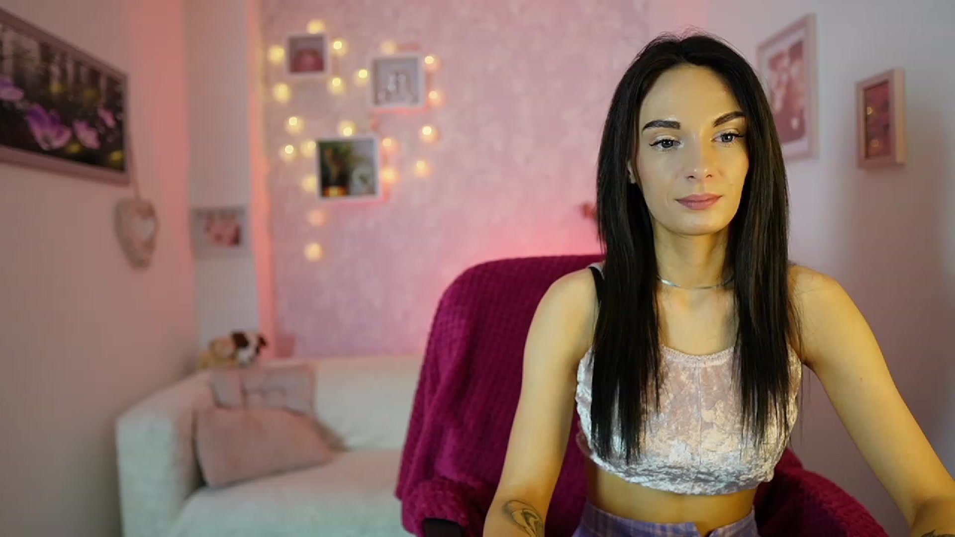Gallery image thumbnail from Kimmy_Grey18's myfreecams stream on, 12/13/2023, 12:20 image 13 of 20