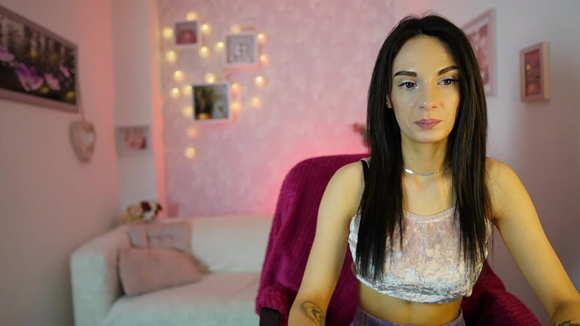 Gallery image thumbnail from Kimmy_Grey18's myfreecams stream on, 12/13/2023, 12:20 image 17 of 20
