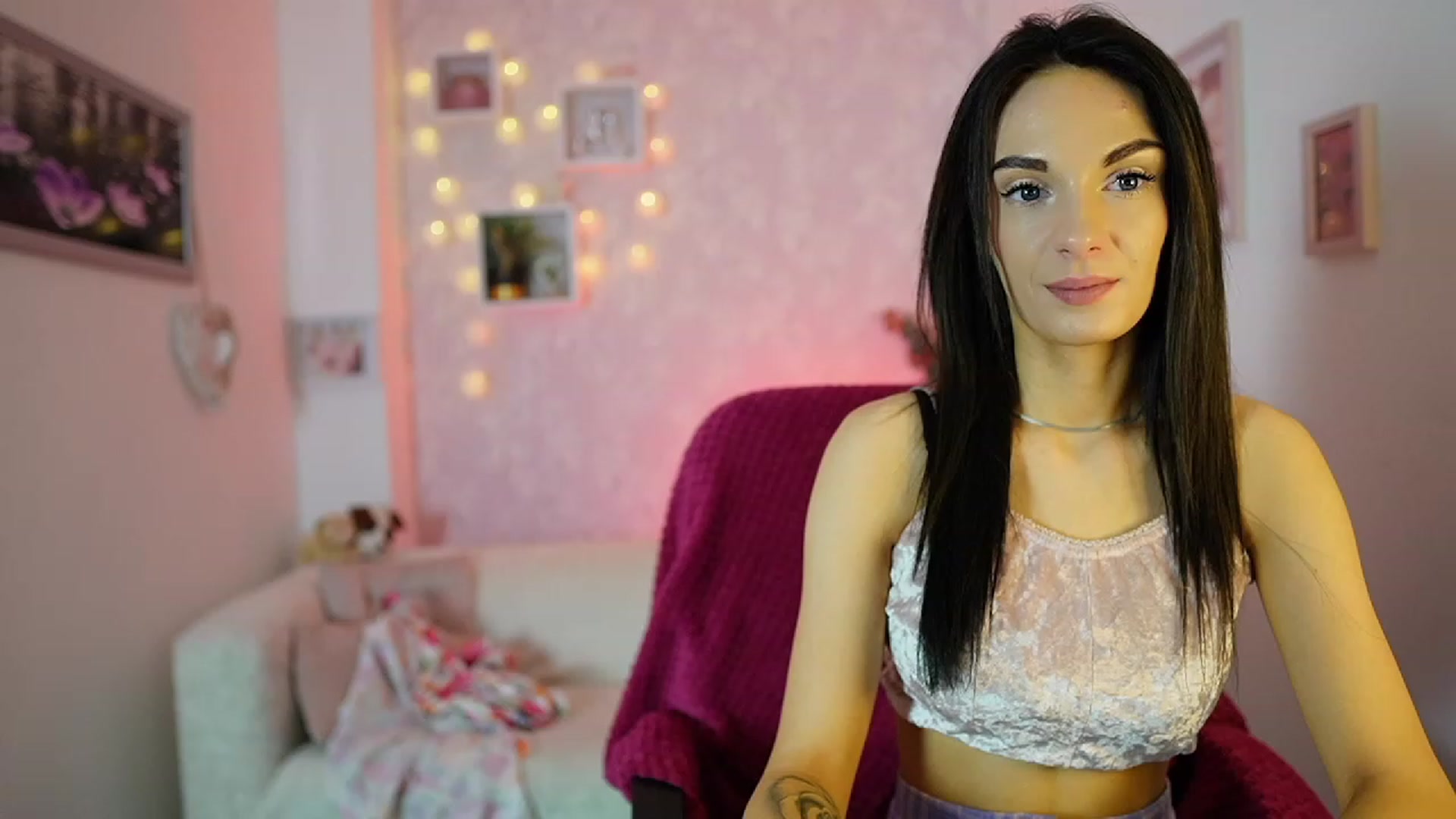 Gallery image thumbnail from Kimmy_Grey18's myfreecams stream on, 12/13/2023, 13:39 image 6 of 20