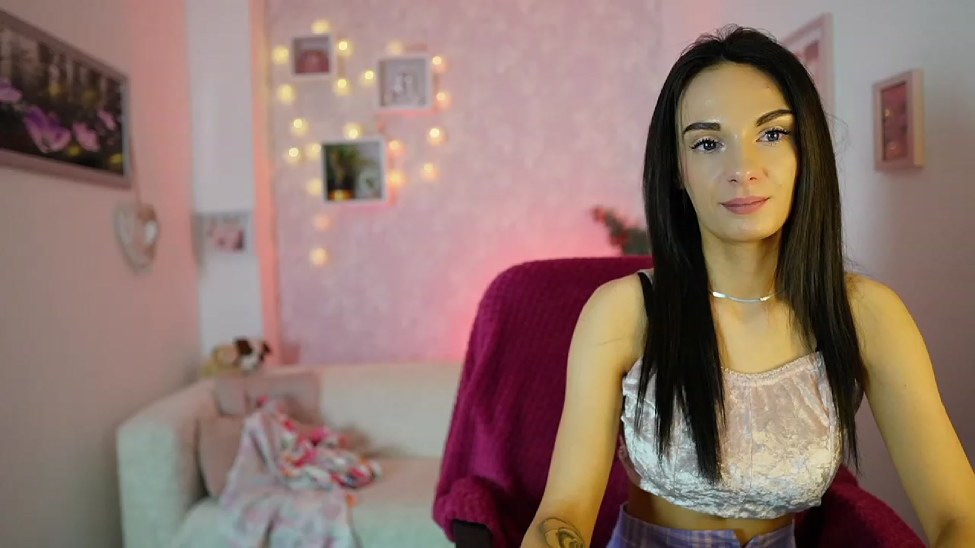 Gallery image thumbnail from Kimmy_Grey18's myfreecams stream on, 12/13/2023, 13:39 image 16 of 20