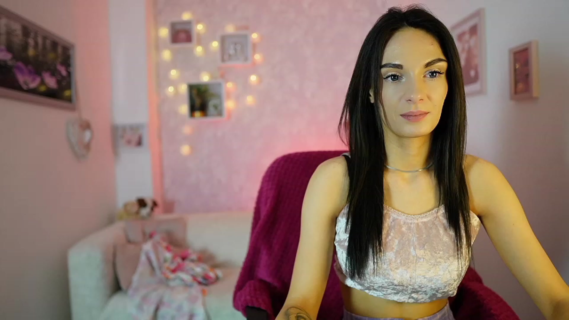 Gallery image thumbnail from Kimmy_Grey18's myfreecams stream on, 12/13/2023, 13:39 image 8 of 20