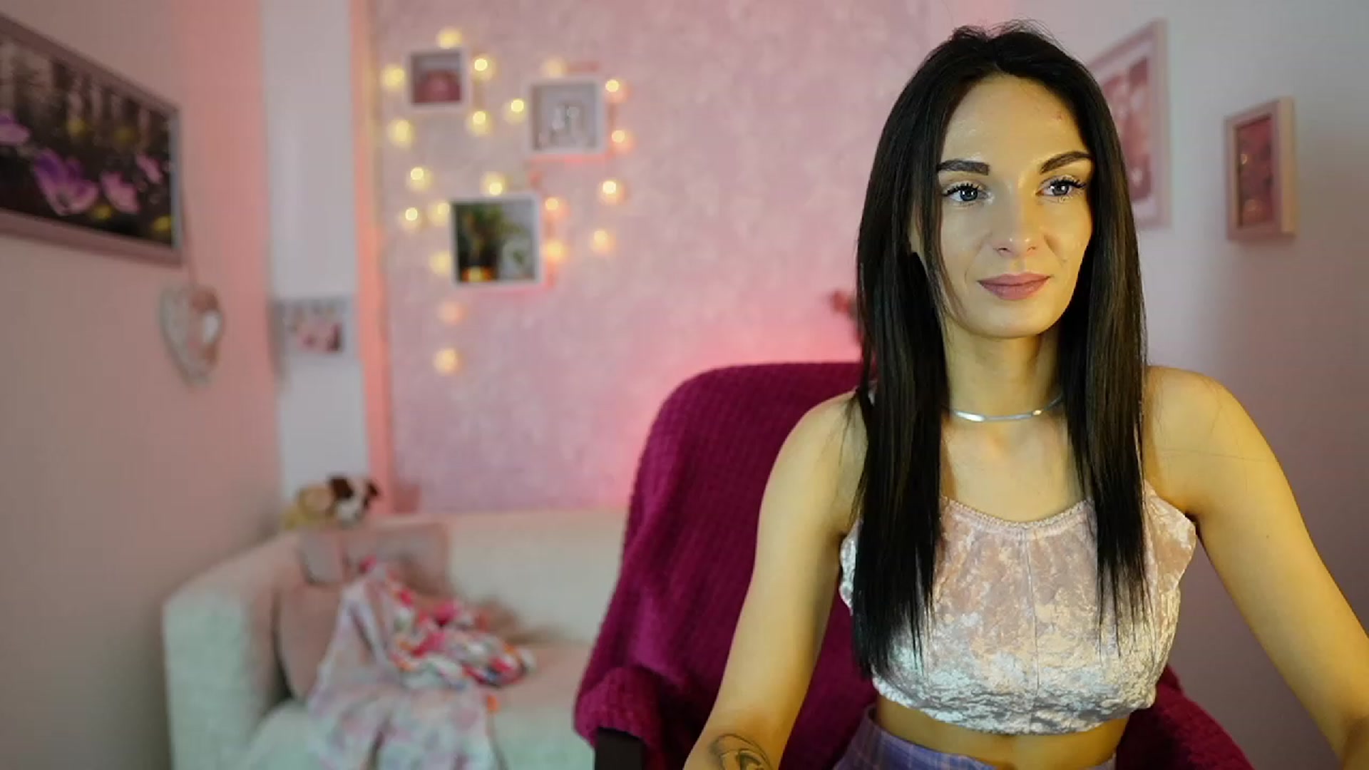 Gallery image thumbnail from Kimmy_Grey18's myfreecams stream on, 12/13/2023, 13:39 image 9 of 20