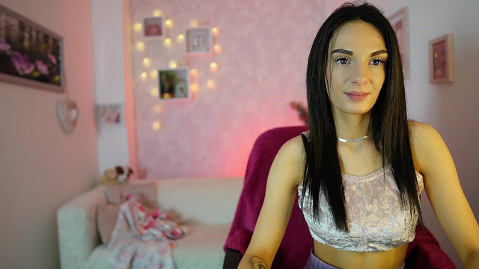 Gallery image thumbnail from Kimmy_Grey18's myfreecams stream on, 12/13/2023, 13:39 image 17 of 20