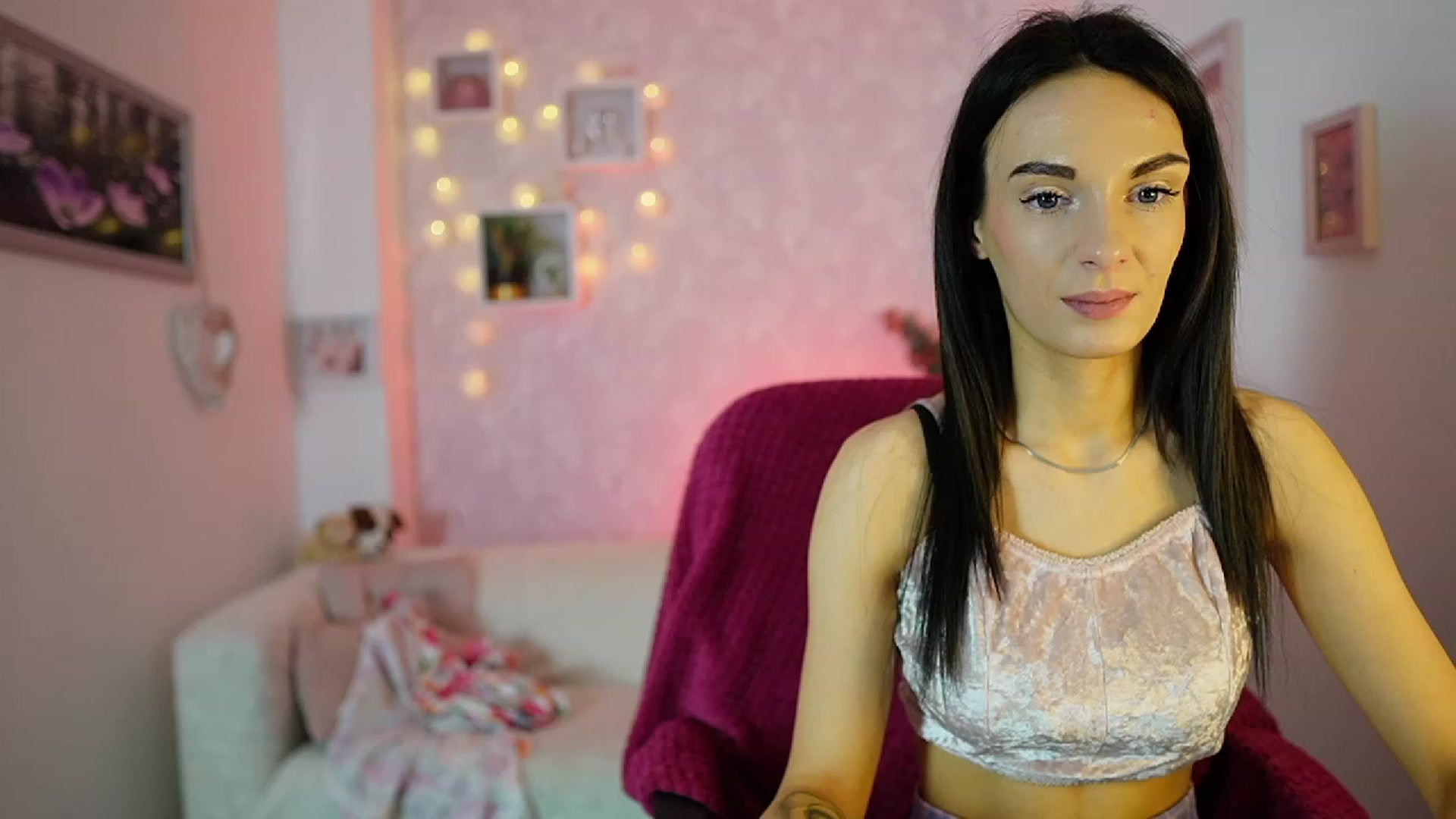 Gallery image thumbnail from Kimmy_Grey18's myfreecams stream on, 12/13/2023, 13:39 image 1 of 20