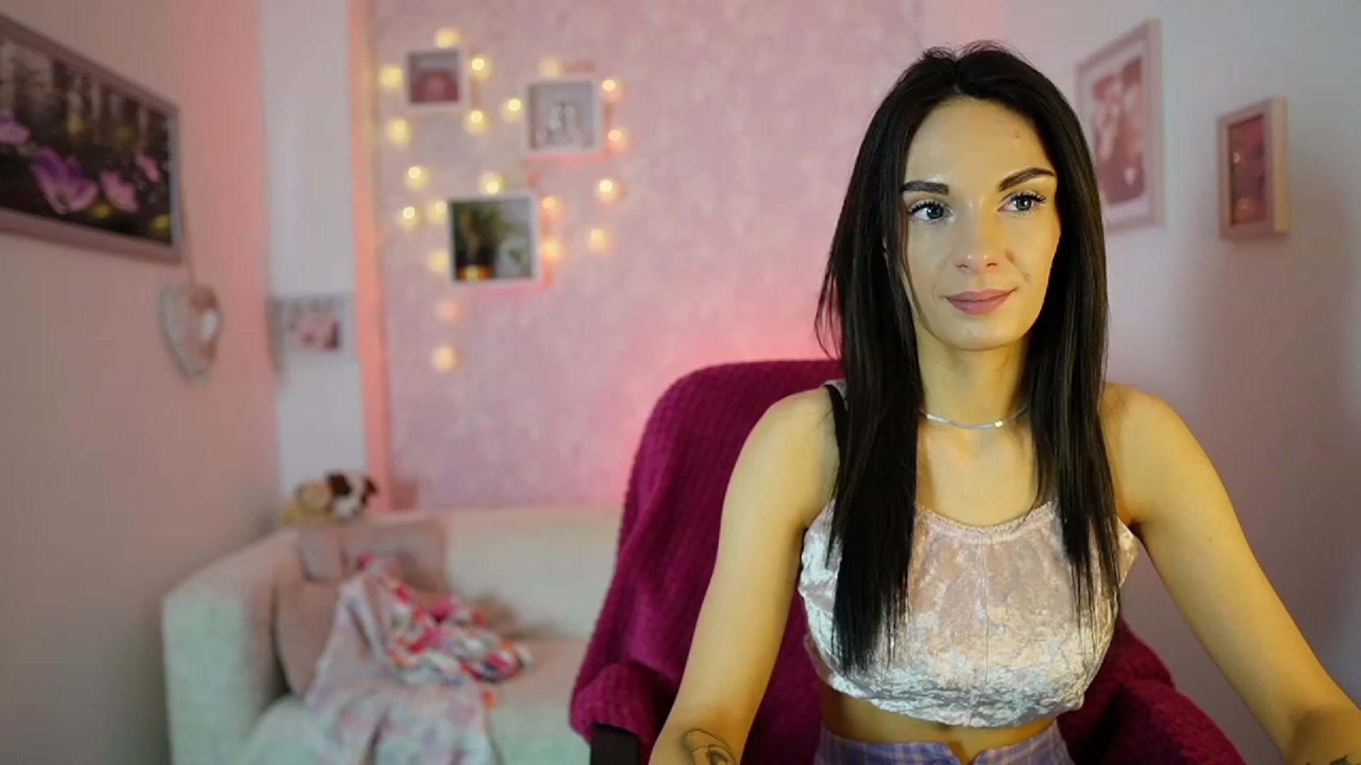 Gallery image thumbnail from Kimmy_Grey18's myfreecams stream on, 12/13/2023, 13:39 image 7 of 20