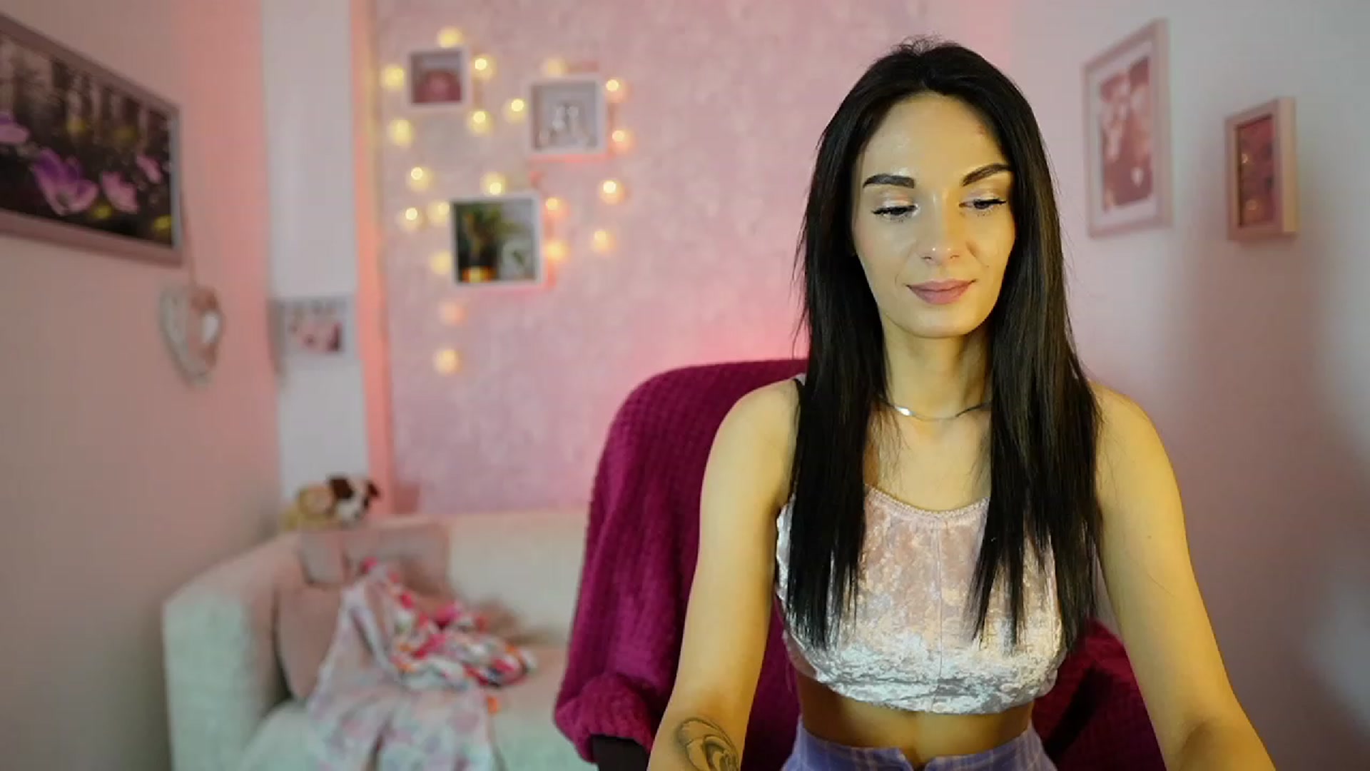 Gallery image thumbnail from Kimmy_Grey18's myfreecams stream on, 12/13/2023, 14:13 image 14 of 20
