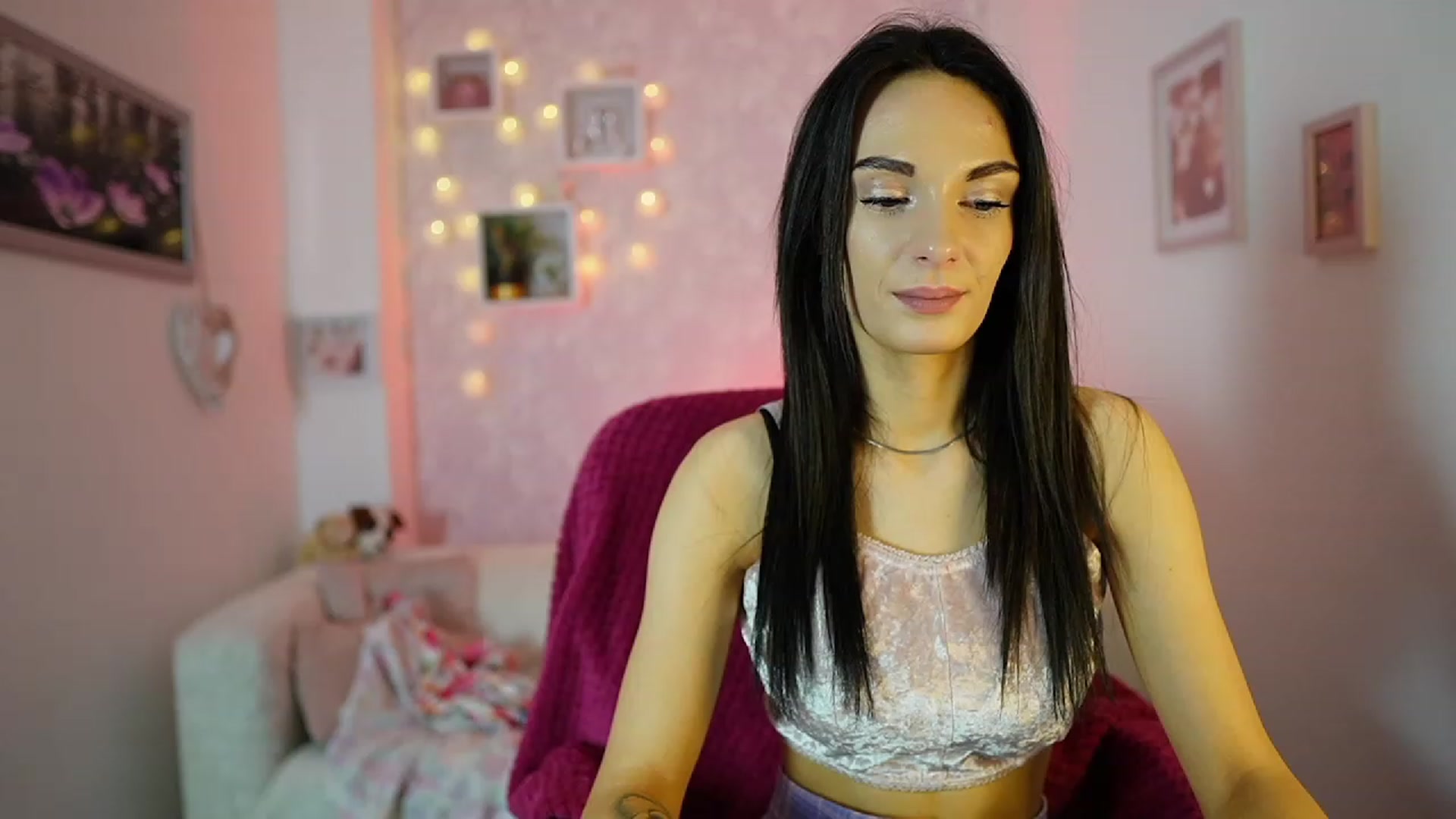 Gallery image thumbnail from Kimmy_Grey18's myfreecams stream on, 12/13/2023, 14:13 image 3 of 20