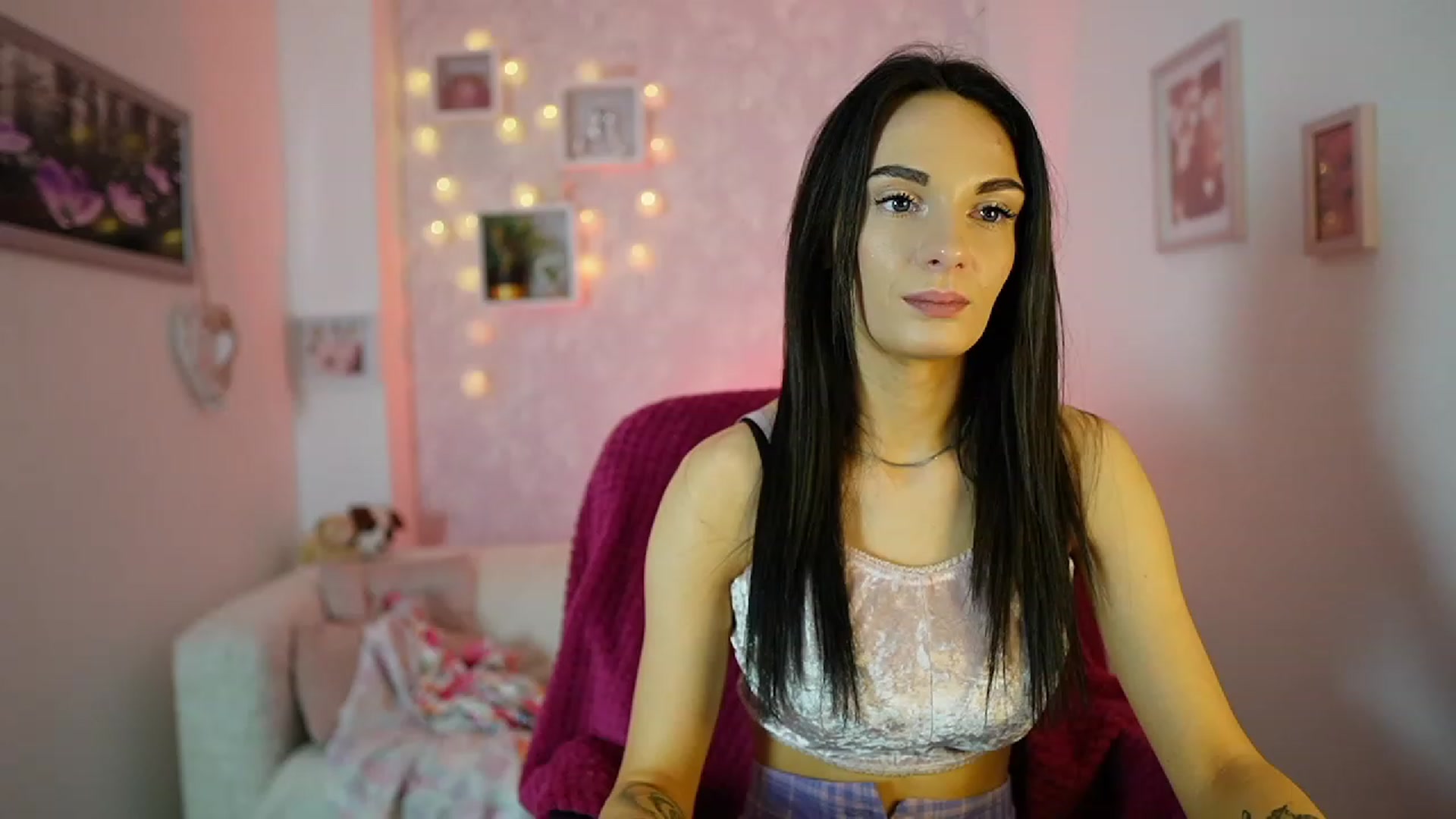 Gallery image thumbnail from Kimmy_Grey18's myfreecams stream on, 12/13/2023, 14:13 image 2 of 20
