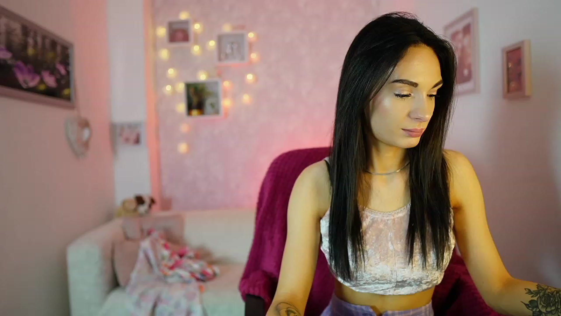 Gallery image thumbnail from Kimmy_Grey18's myfreecams stream on, 12/13/2023, 14:13 image 16 of 20
