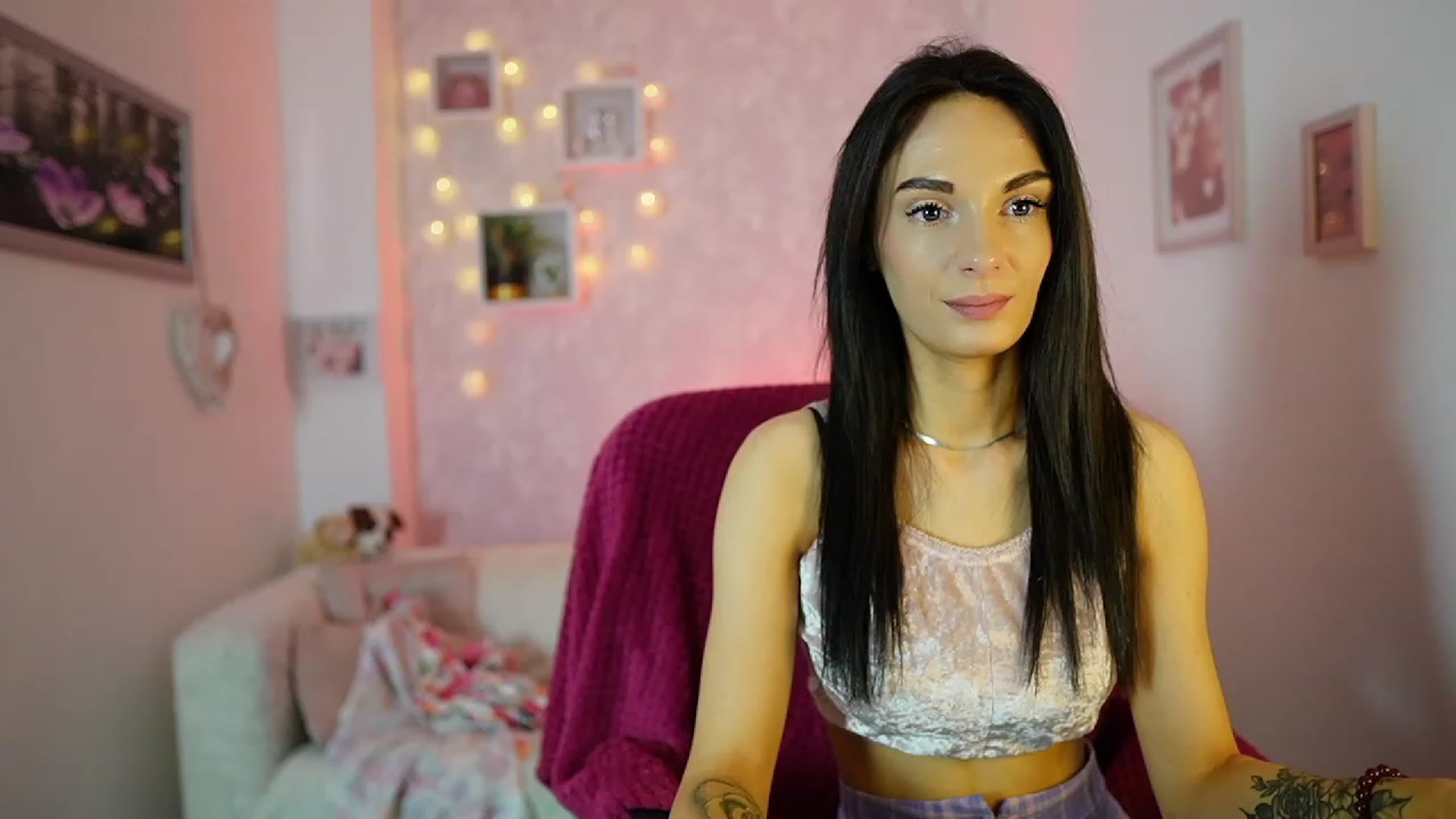Gallery image thumbnail from Kimmy_Grey18's myfreecams stream on, 12/13/2023, 14:13 image 15 of 20