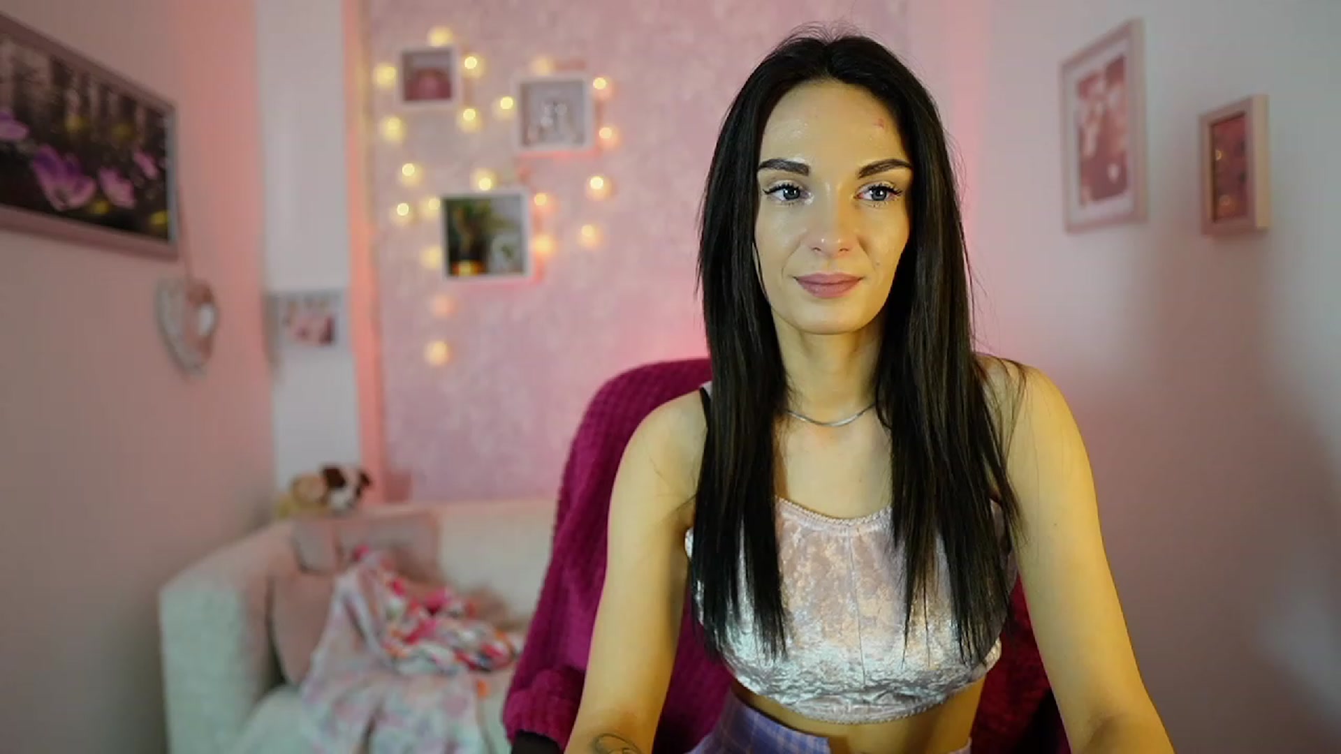 Gallery image thumbnail from Kimmy_Grey18's myfreecams stream on, 12/13/2023, 14:13 image 1 of 20
