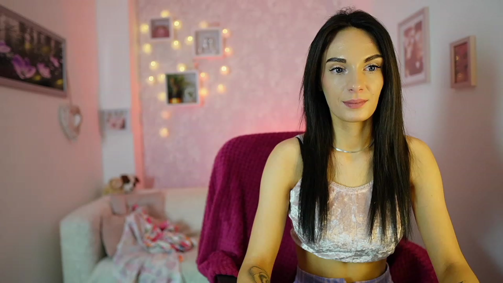 Gallery image thumbnail from Kimmy_Grey18's myfreecams stream on, 12/13/2023, 14:13 image 19 of 20