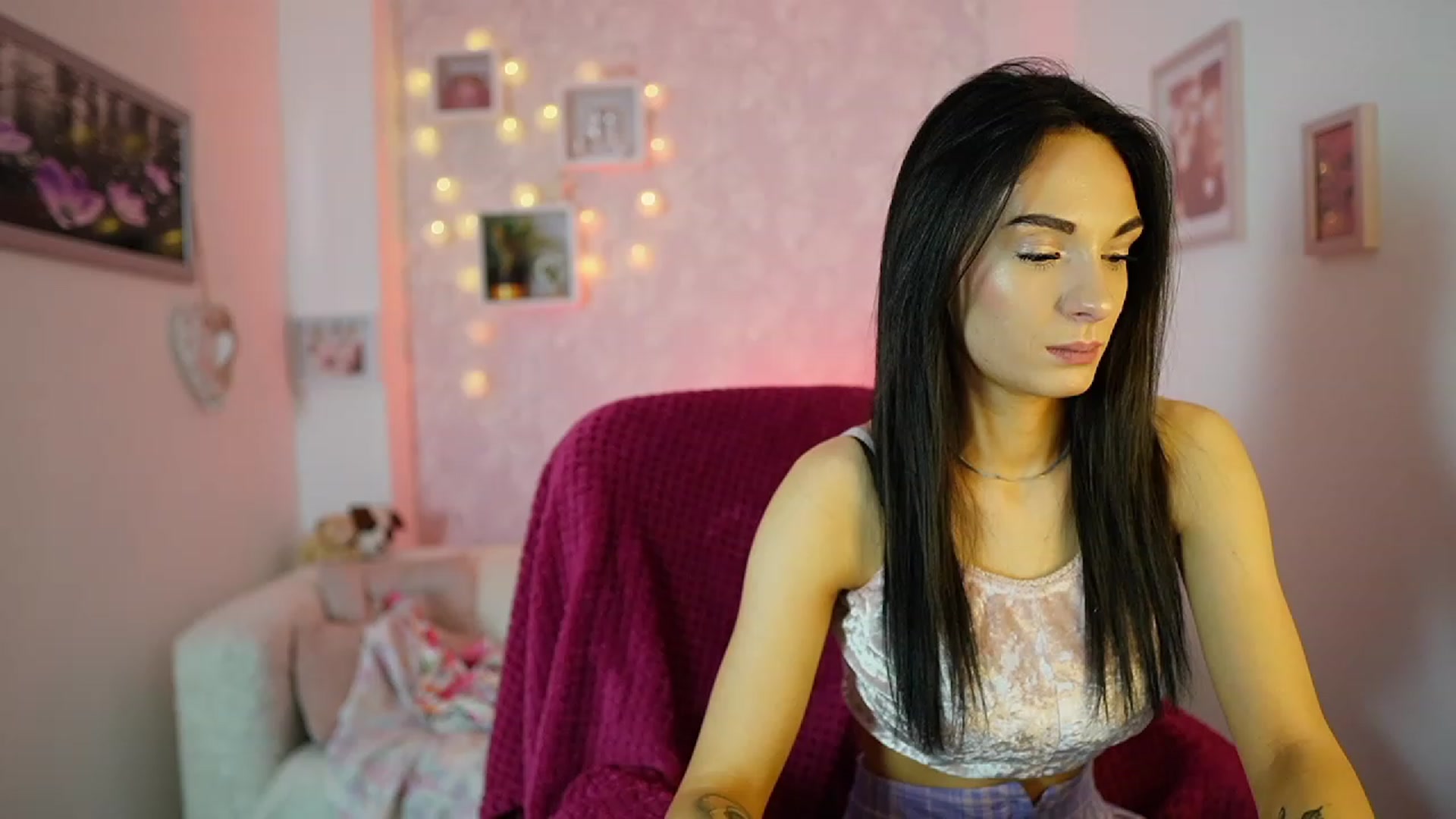 Gallery image thumbnail from Kimmy_Grey18's myfreecams stream on, 12/13/2023, 14:13 image 17 of 20