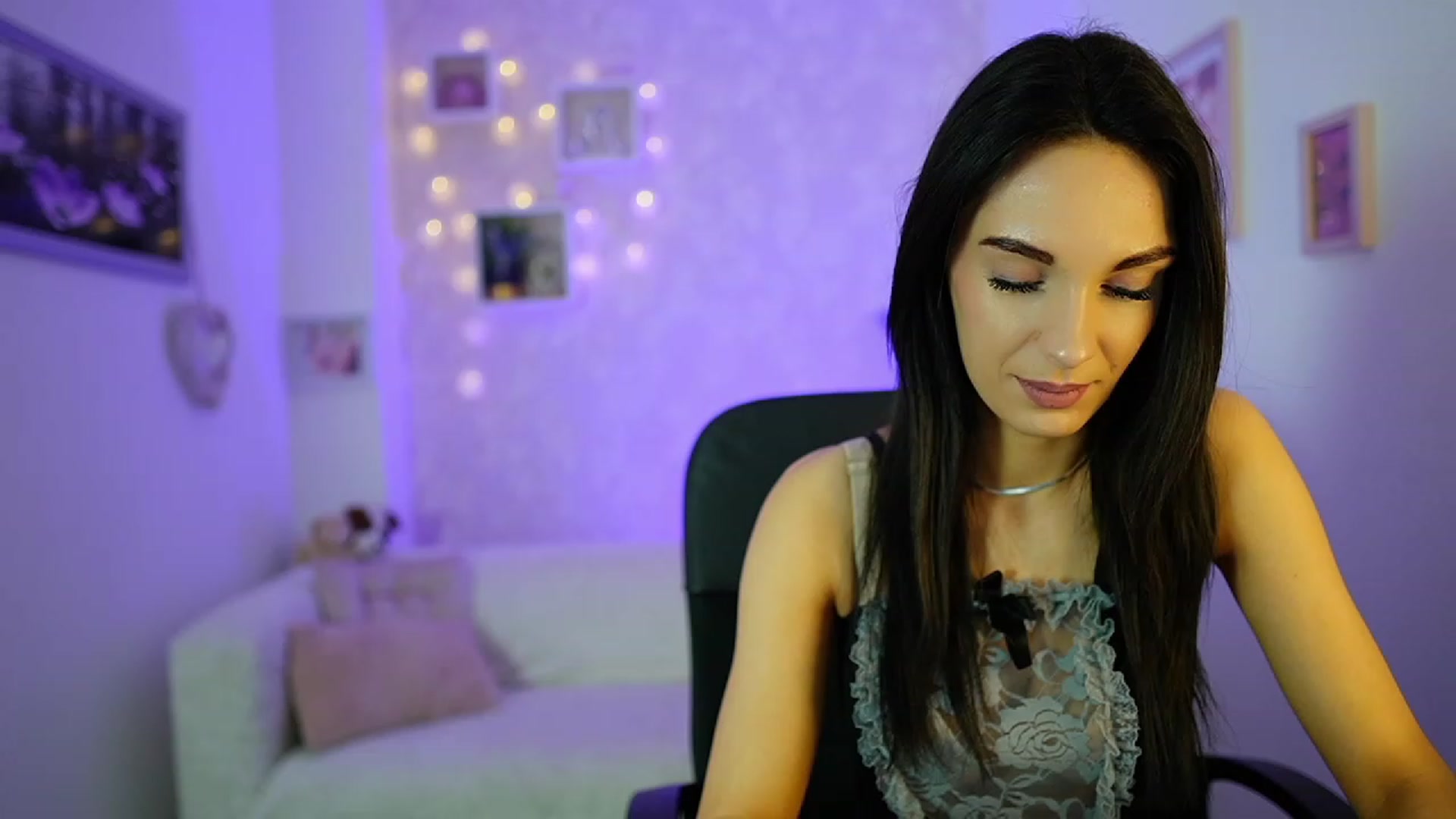 Gallery image thumbnail from Kimmy_Grey18's myfreecams stream on, 12/14/2023, 10:30 image 16 of 20