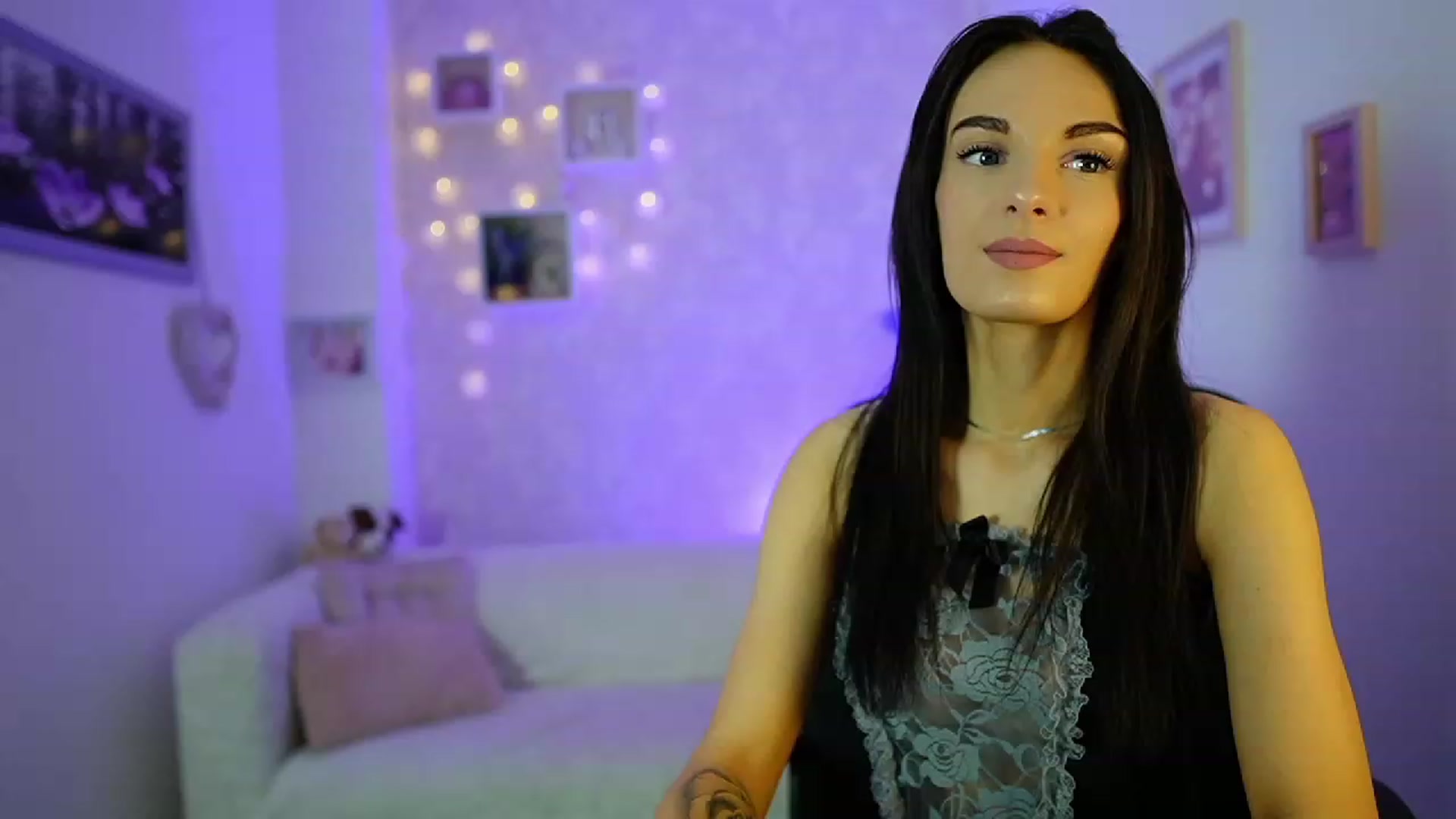 Gallery image thumbnail from Kimmy_Grey18's myfreecams stream on, 12/14/2023, 10:30 image 7 of 20
