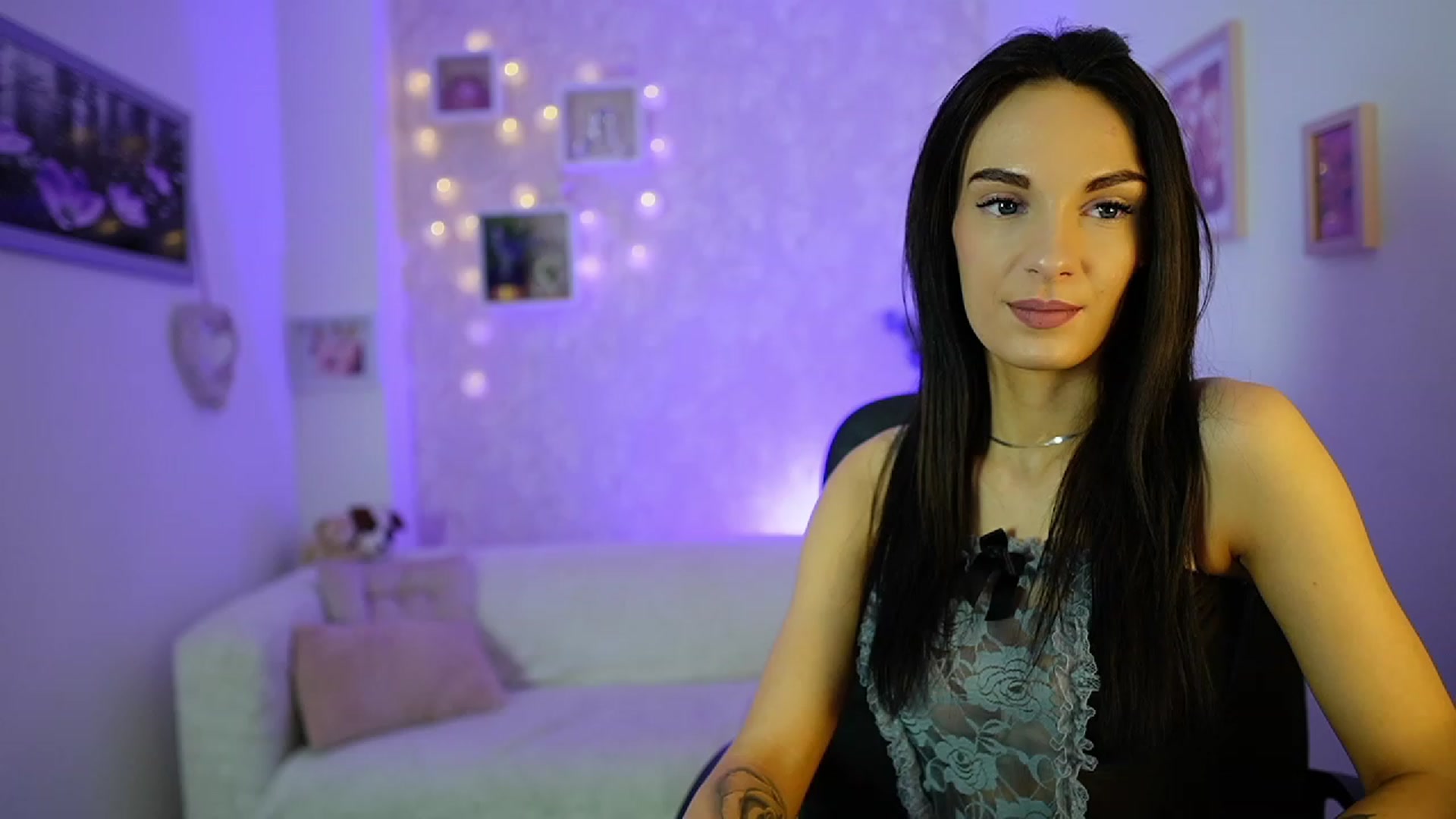 Gallery image thumbnail from Kimmy_Grey18's myfreecams stream on, 12/14/2023, 10:30 image 9 of 20