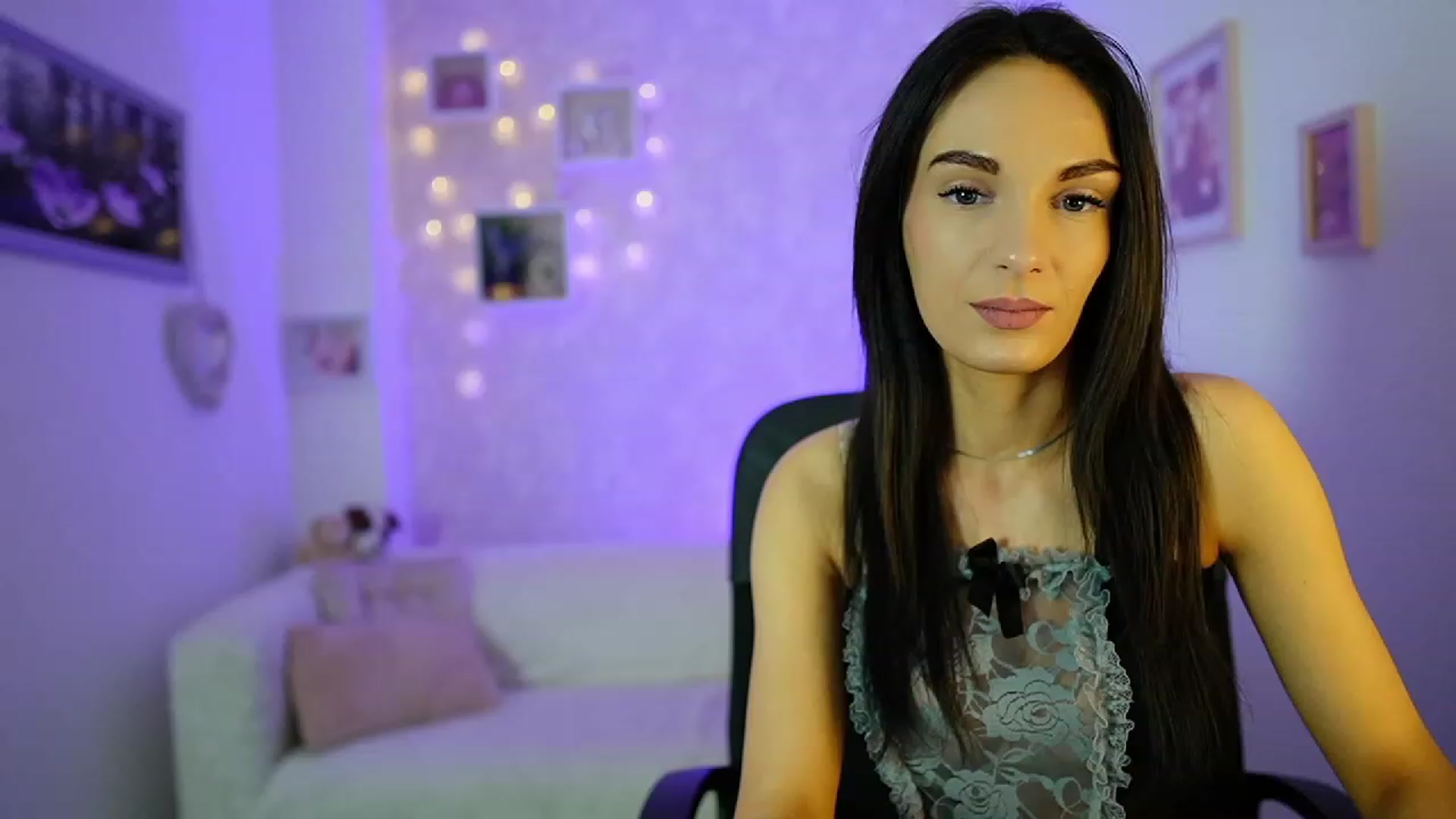 Gallery image thumbnail from Kimmy_Grey18's myfreecams stream on, 12/14/2023, 10:30 image 17 of 20