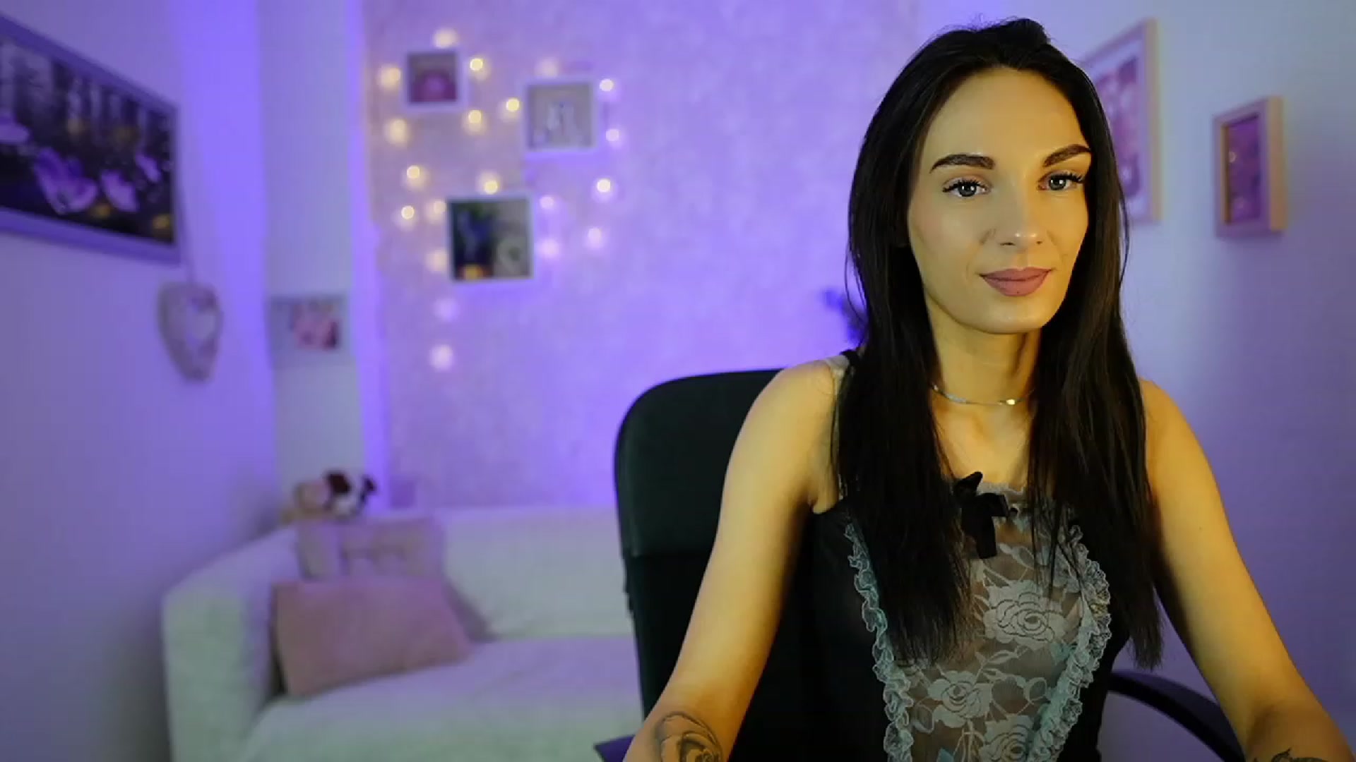 Gallery image thumbnail from Kimmy_Grey18's myfreecams stream on, 12/14/2023, 10:30 image 3 of 20