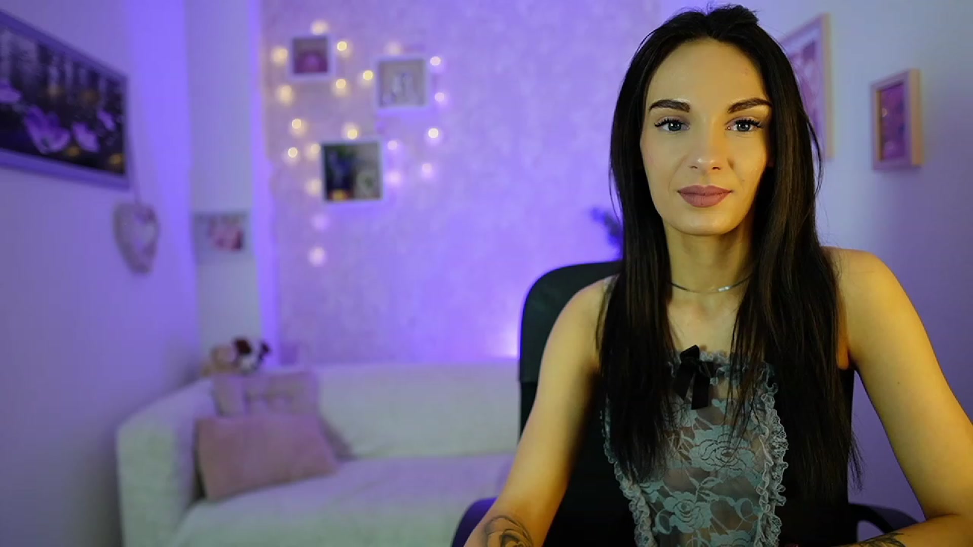 Gallery image thumbnail from Kimmy_Grey18's myfreecams stream on, 12/14/2023, 10:30 image 4 of 20
