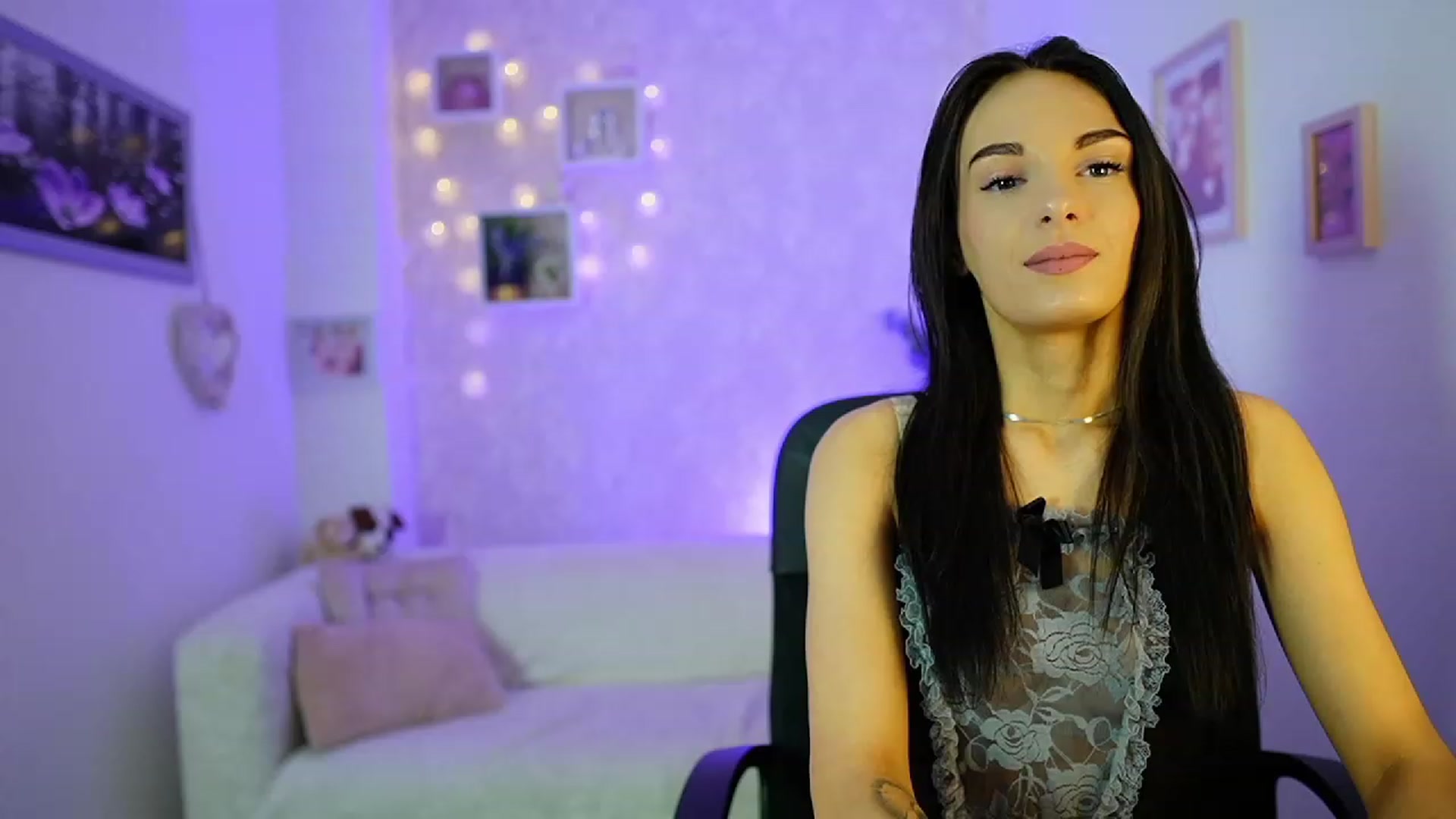 Gallery image thumbnail from Kimmy_Grey18's myfreecams stream on, 12/14/2023, 10:30 image 2 of 20
