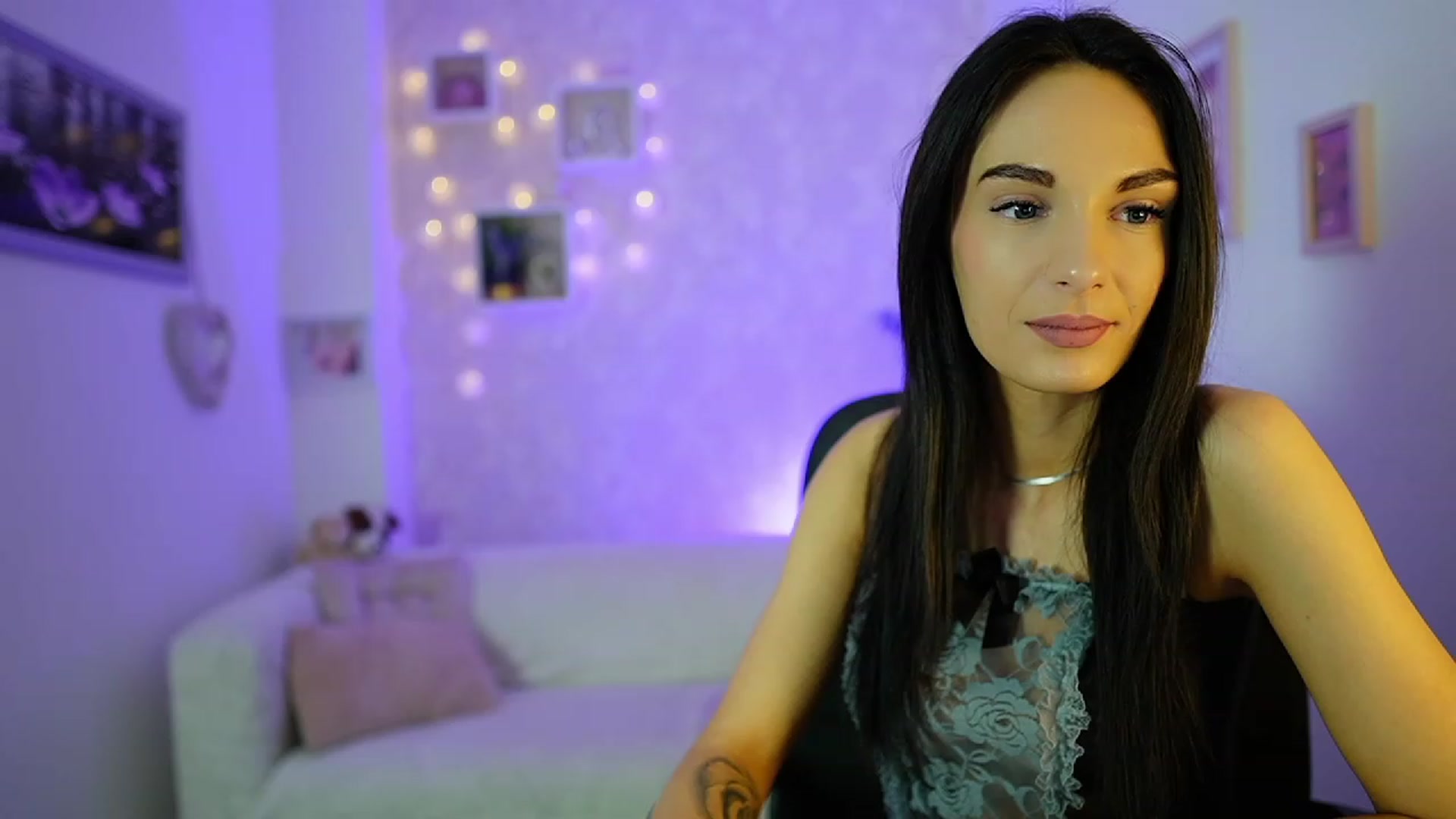 Gallery image thumbnail from Kimmy_Grey18's myfreecams stream on, 12/14/2023, 10:30 image 18 of 20