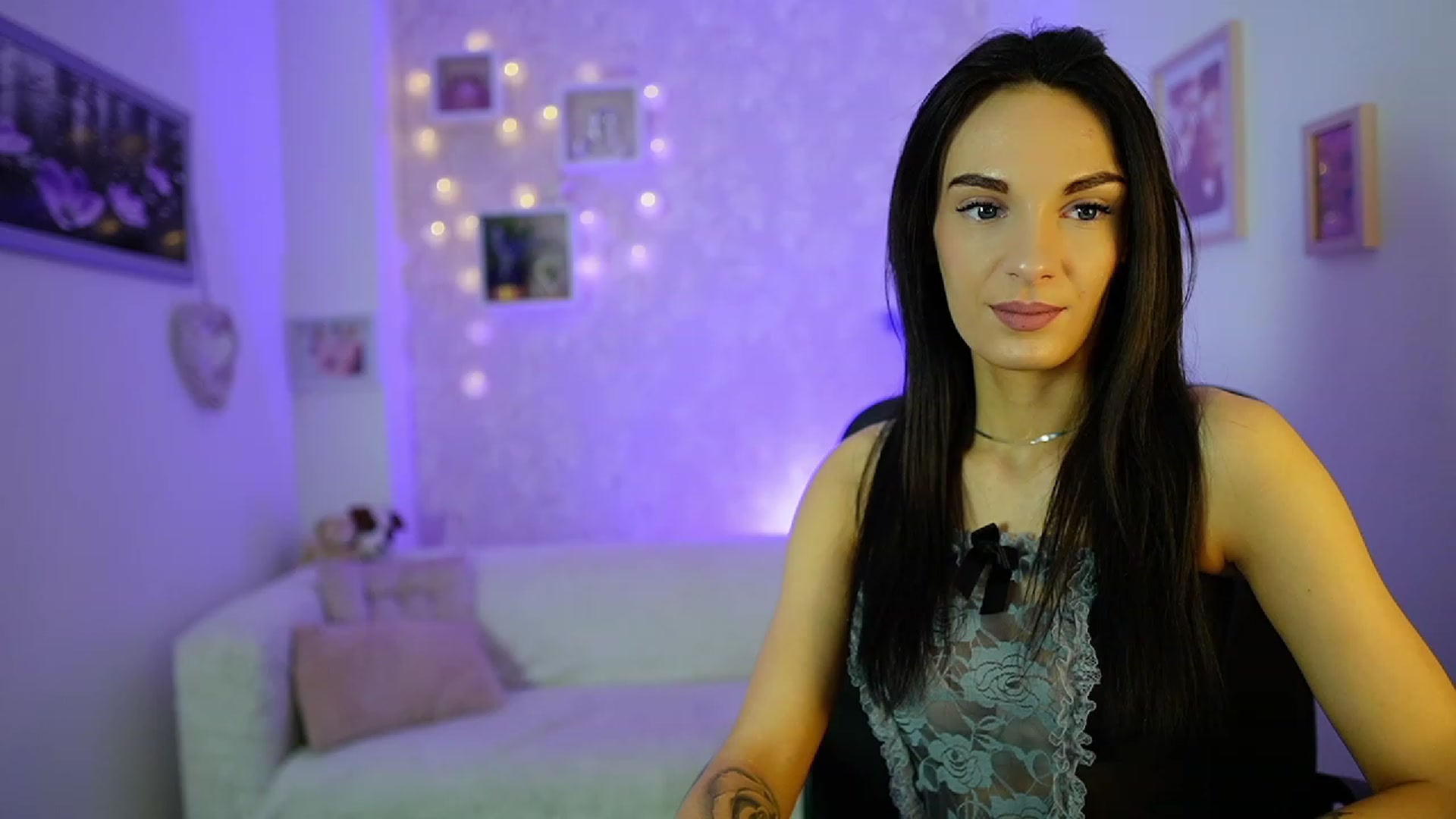 Gallery image thumbnail from Kimmy_Grey18's myfreecams stream on, 12/14/2023, 10:30 image 6 of 20