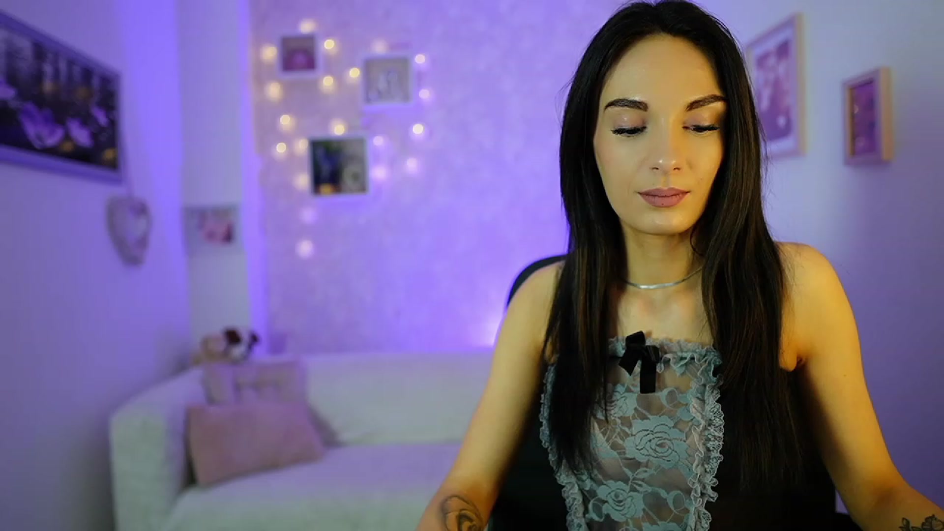 Gallery image thumbnail from Kimmy_Grey18's myfreecams stream on, 12/14/2023, 10:30 image 20 of 20