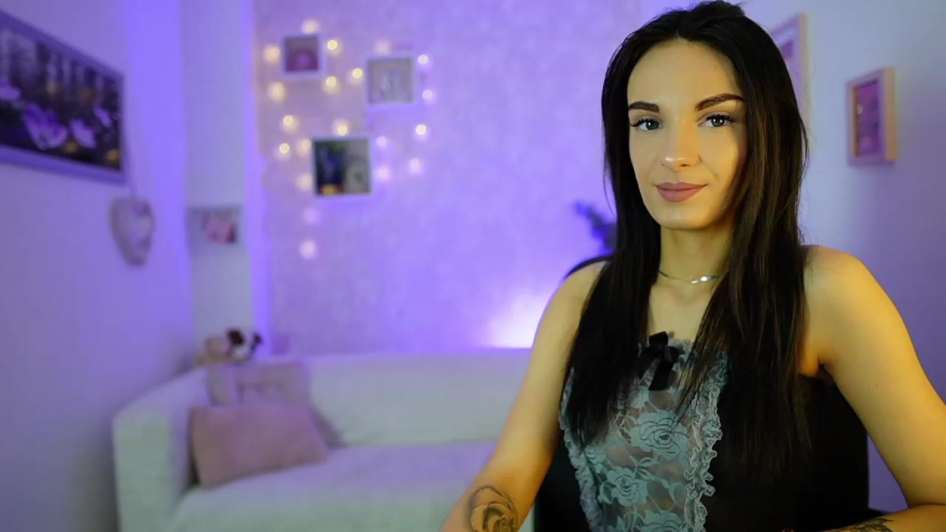 Gallery image thumbnail from Kimmy_Grey18's myfreecams stream on, 12/14/2023, 10:30 image 5 of 20