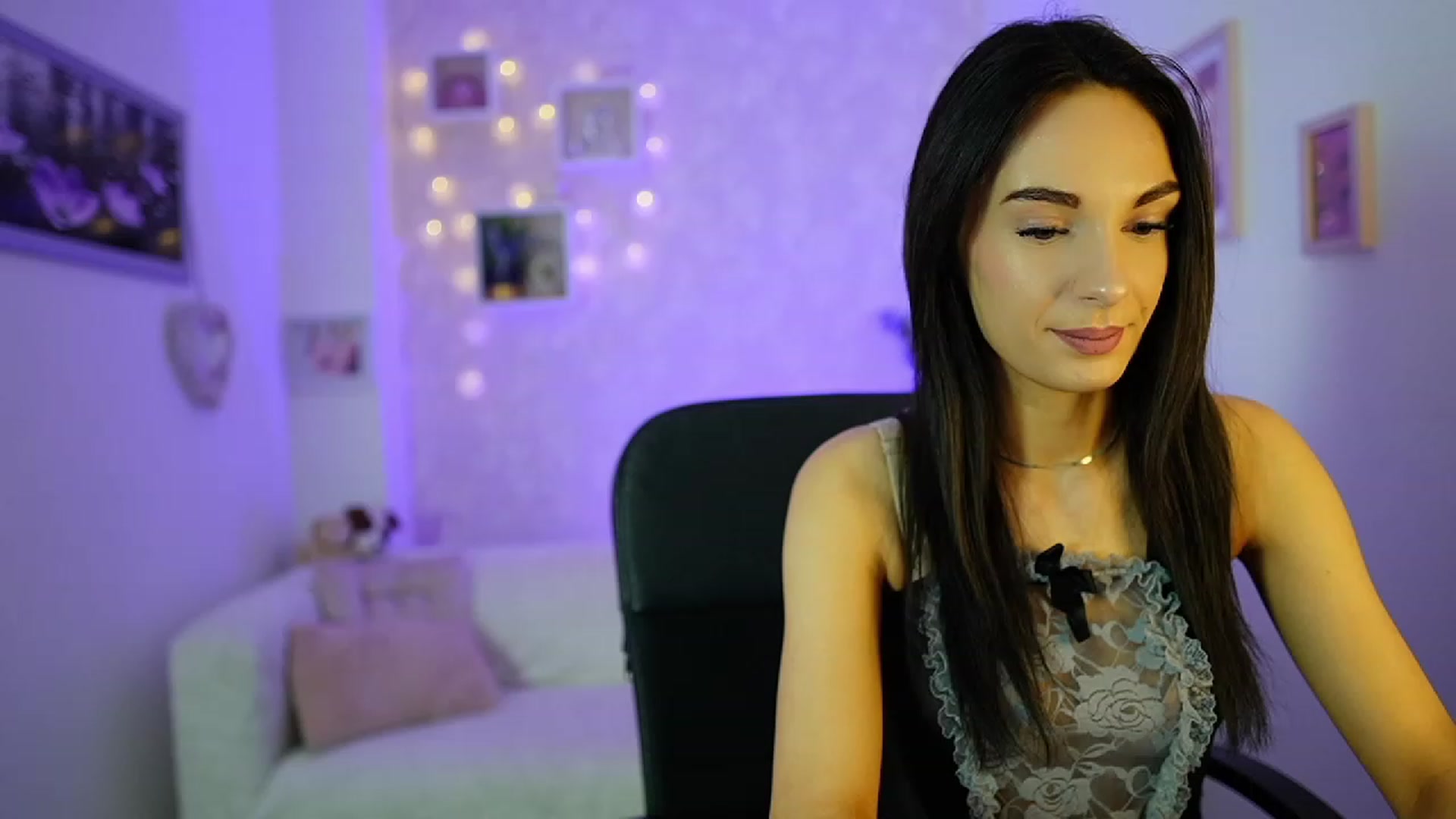 Gallery image thumbnail from Kimmy_Grey18's myfreecams stream on, 12/14/2023, 10:30 image 19 of 20