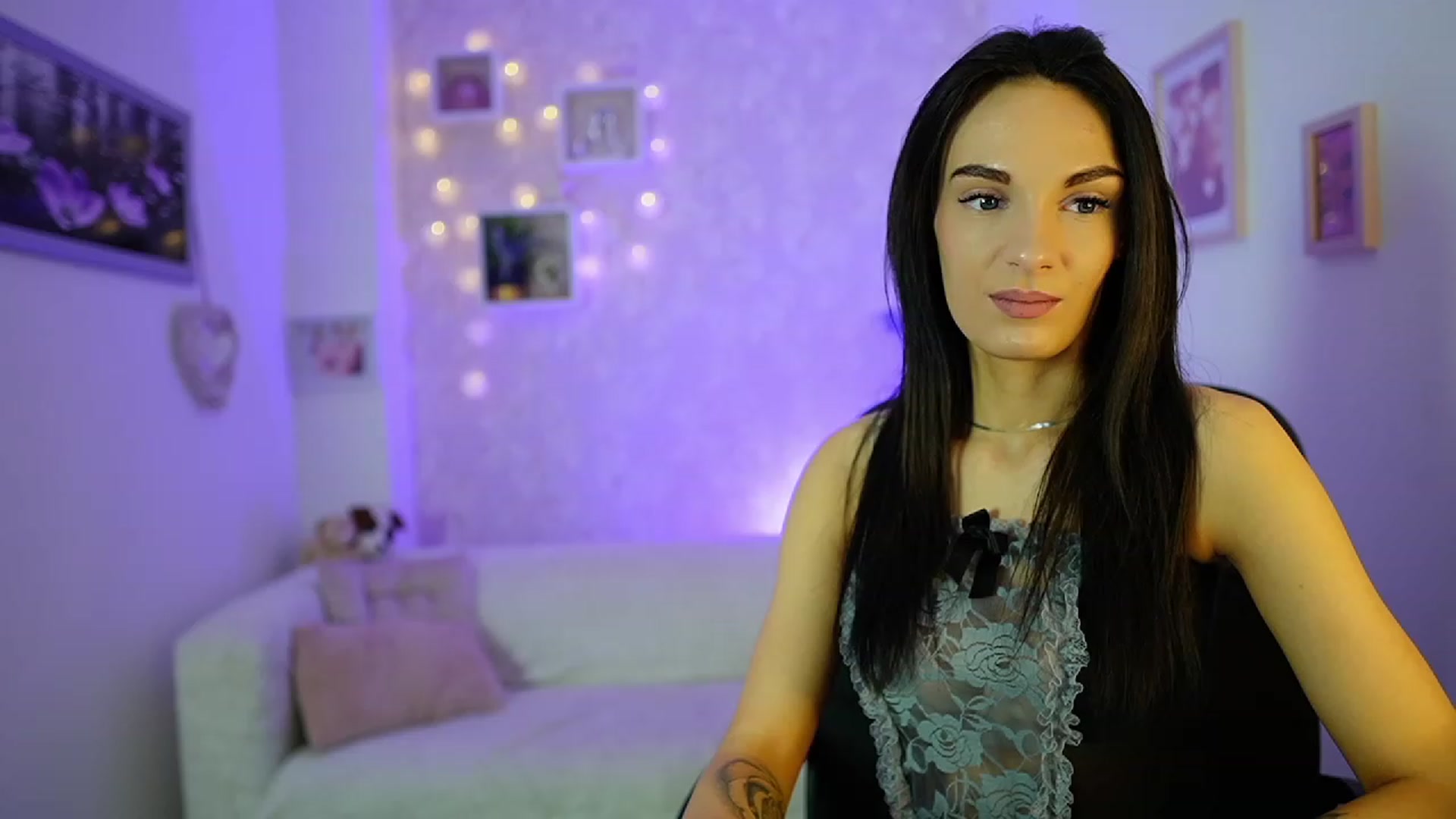 Gallery image thumbnail from Kimmy_Grey18's myfreecams stream on, 12/14/2023, 10:30 image 8 of 20